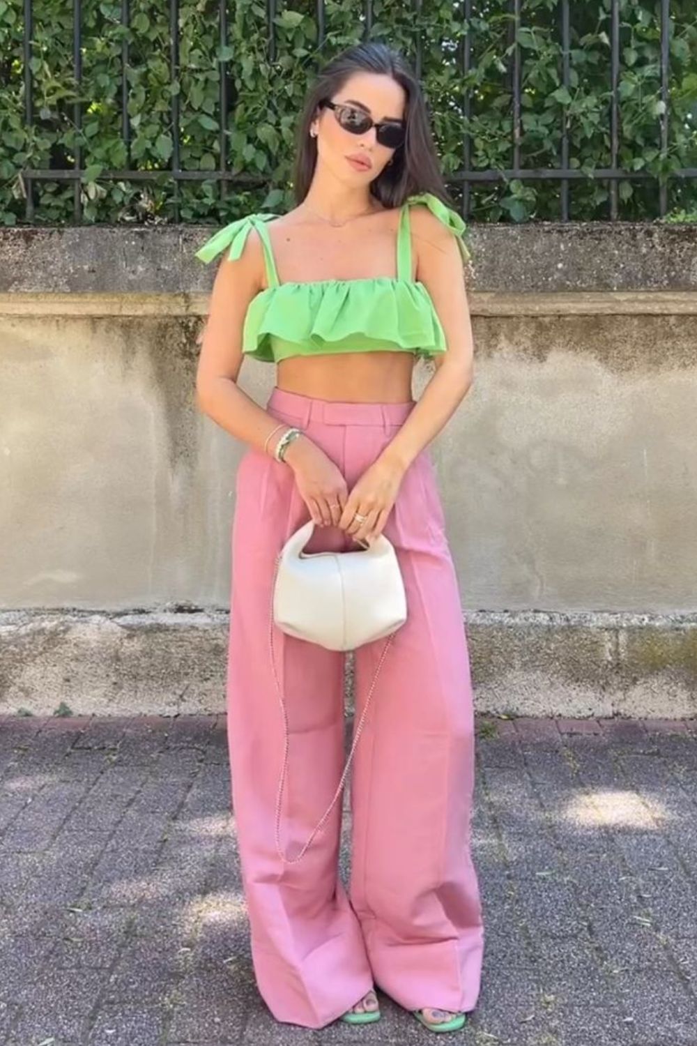 Cropped verde em candy colors, calça rosa wide leg e mni bolsa