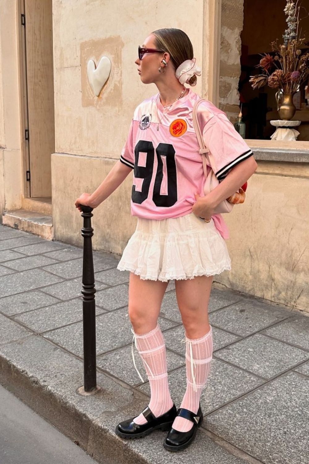 Blusa de time rosa em candy colors, saia de renda, meia de renda com sapato mary jane