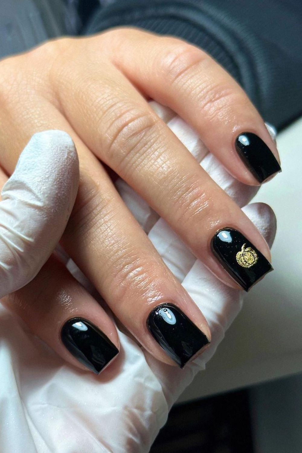 Unhas quadradas com esmalte preto e dourado