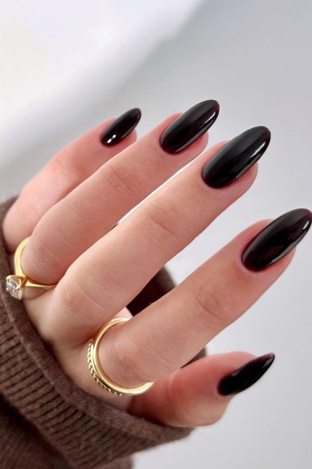 Unhas longas amendoadas com esmalte preto