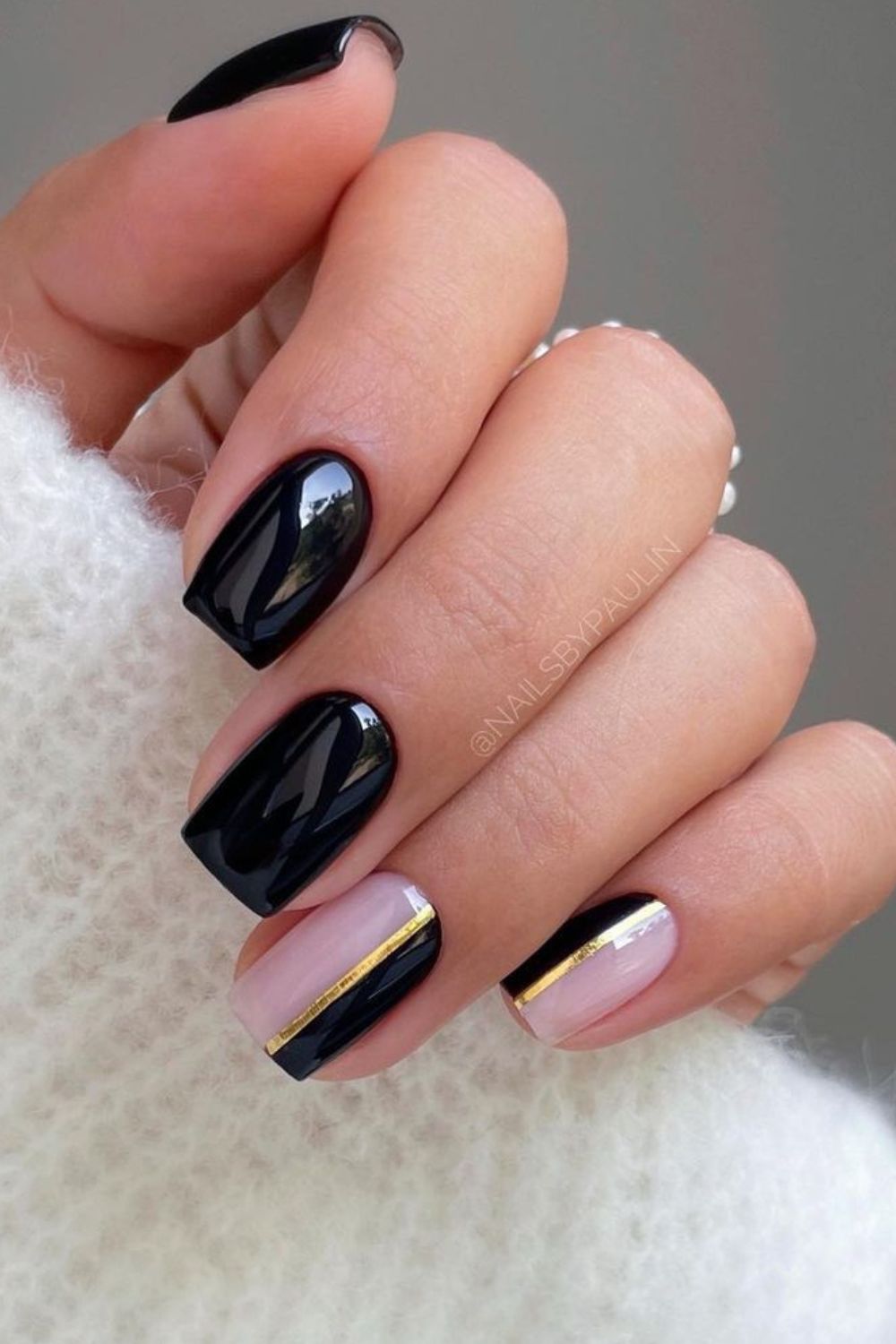 Unhas escuras quadradas decoradas com esmalte preto e dourado