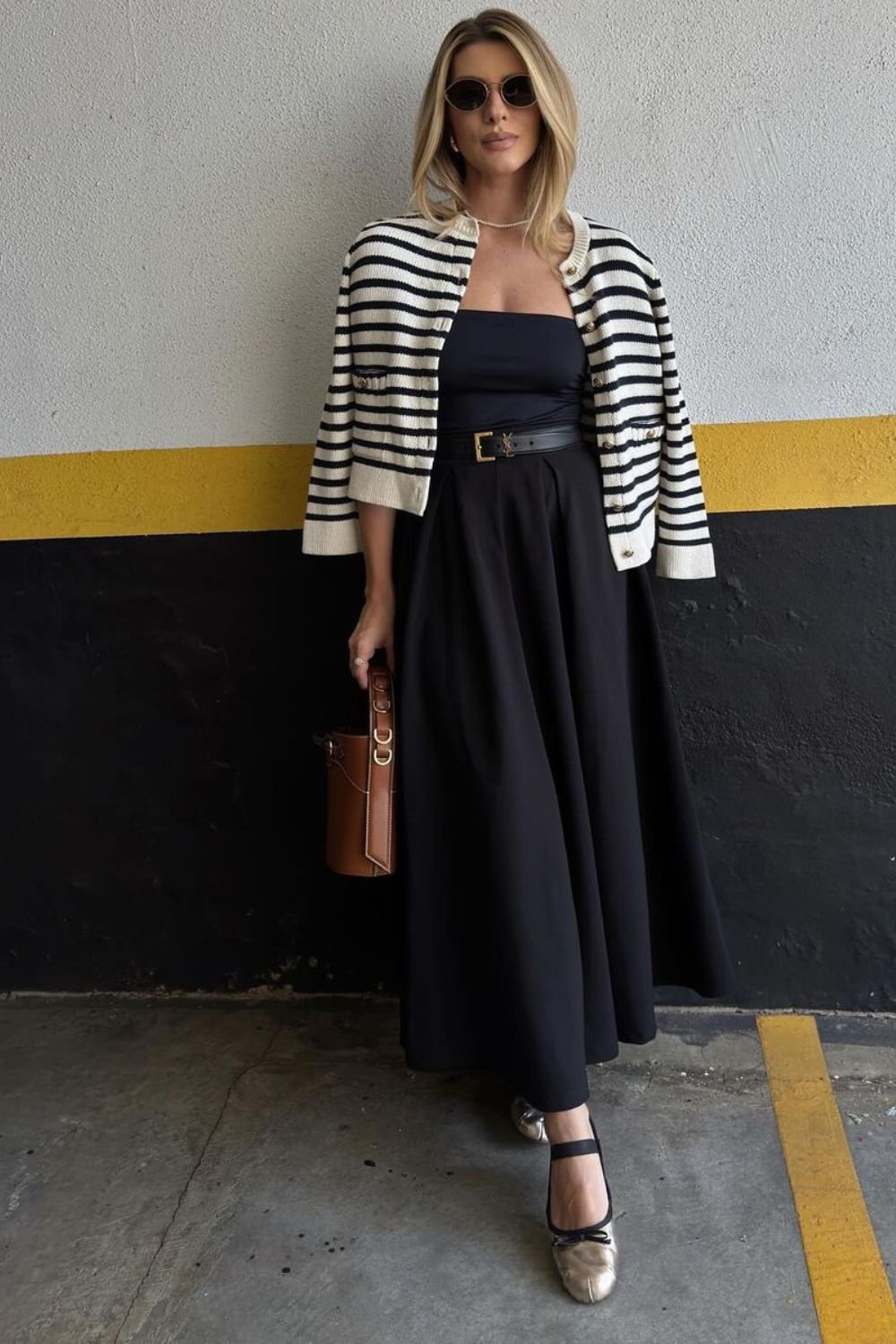 Look preto e branco com listras, vestido preto rodado com casaquinho jogado por cima