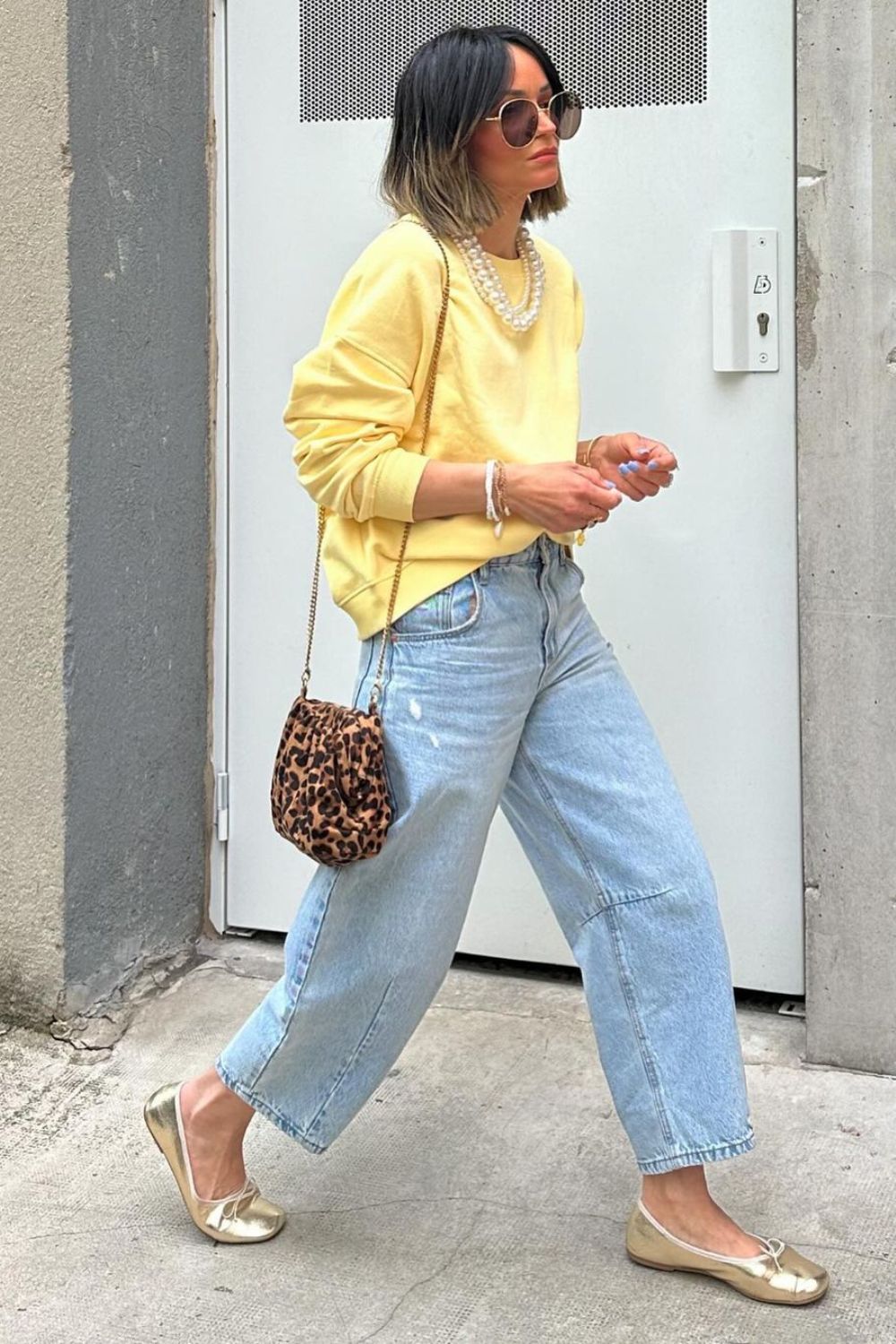 Blusa de manga longa, calça jeans reta e sapatilha dourada