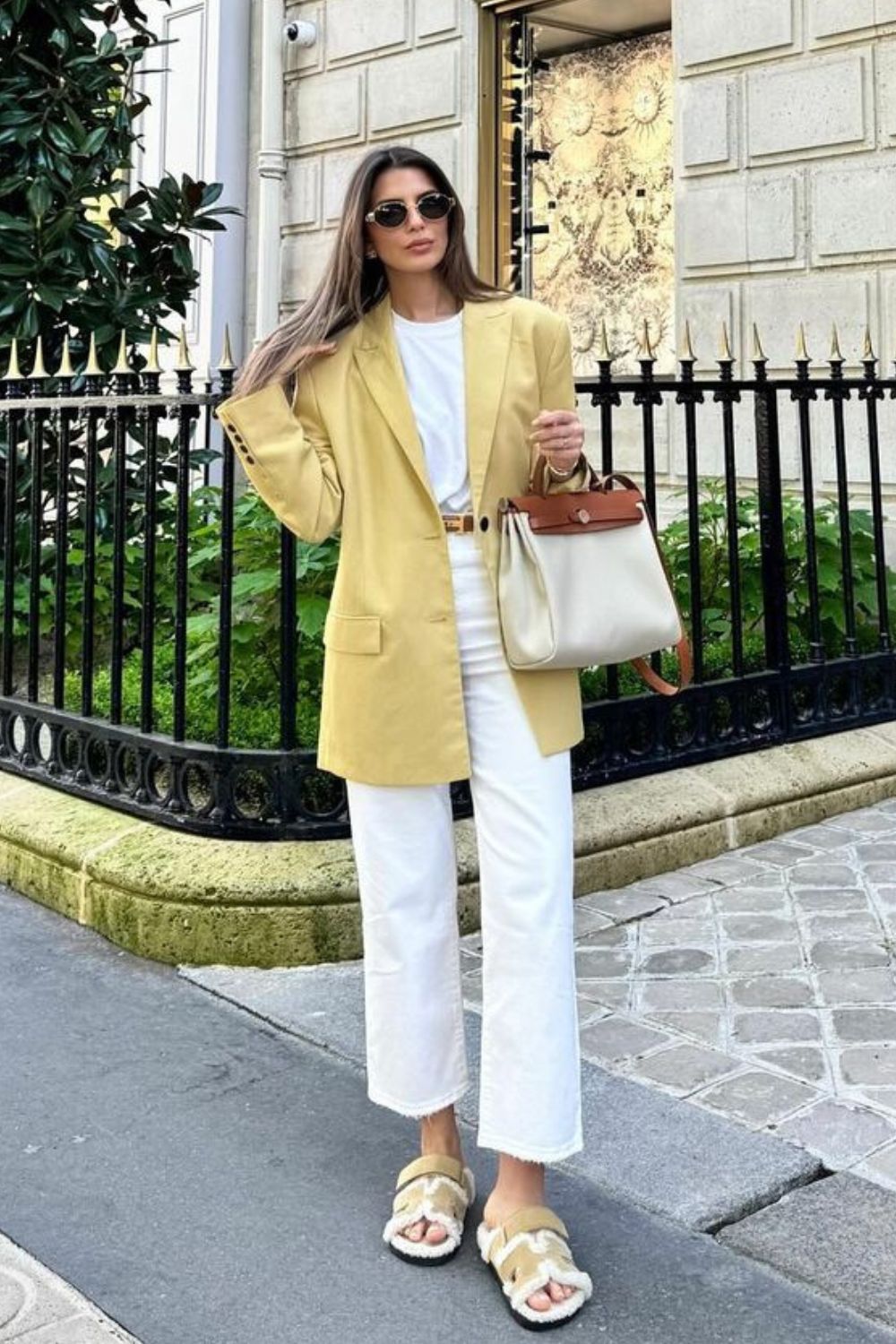 blazer amarelo manteiga, blusa e calça branca com papete