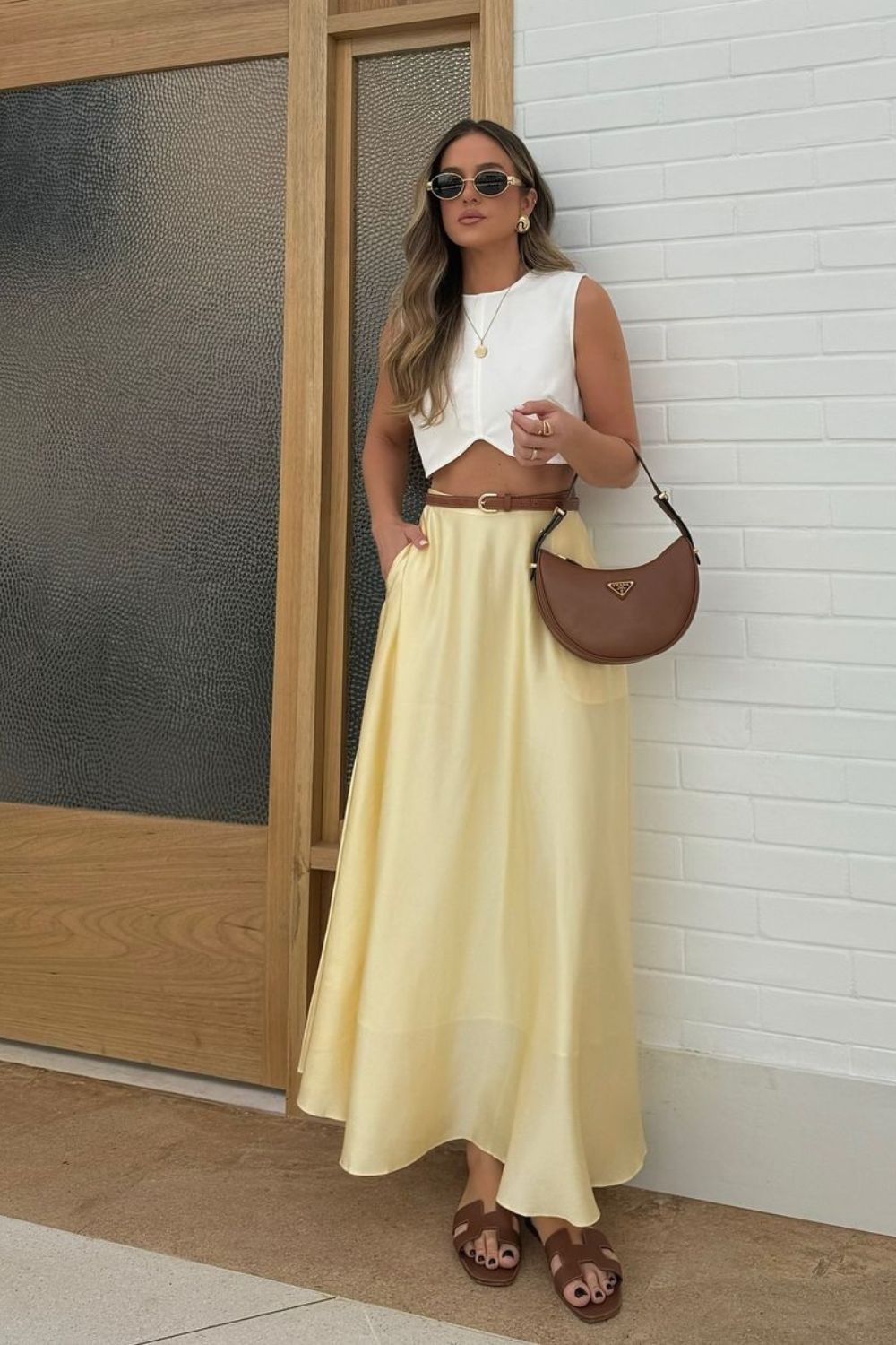 saia de cetim longa amarelo manteiga com cropped branco e rasteirinha