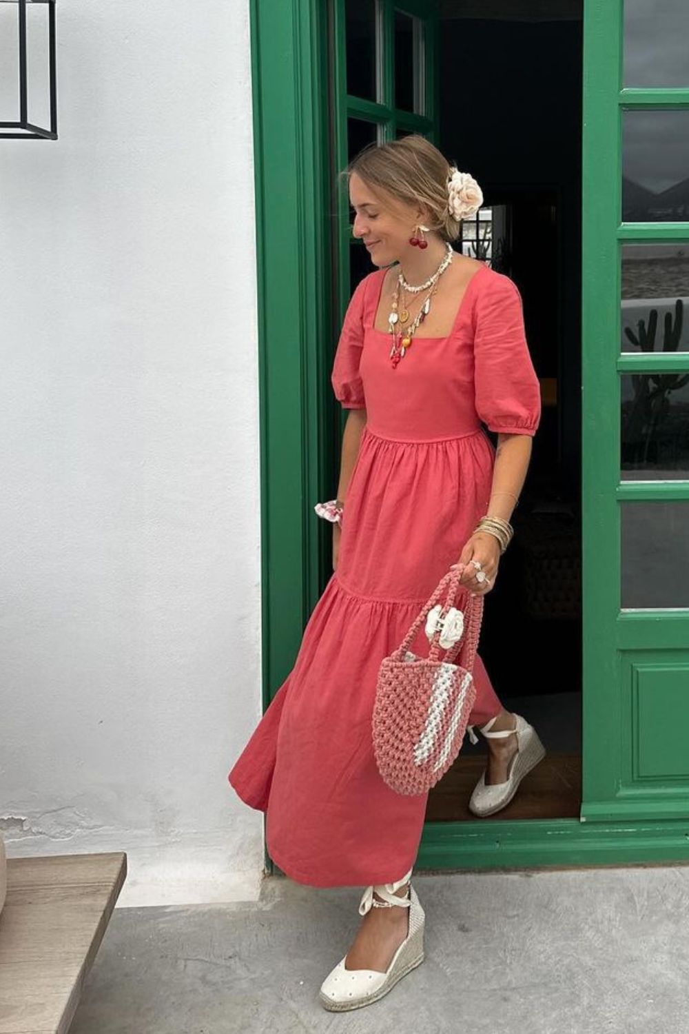 Looks para chamar atenção neste verão, vestido longo terra cota, bolsa de crochê e espadrilha