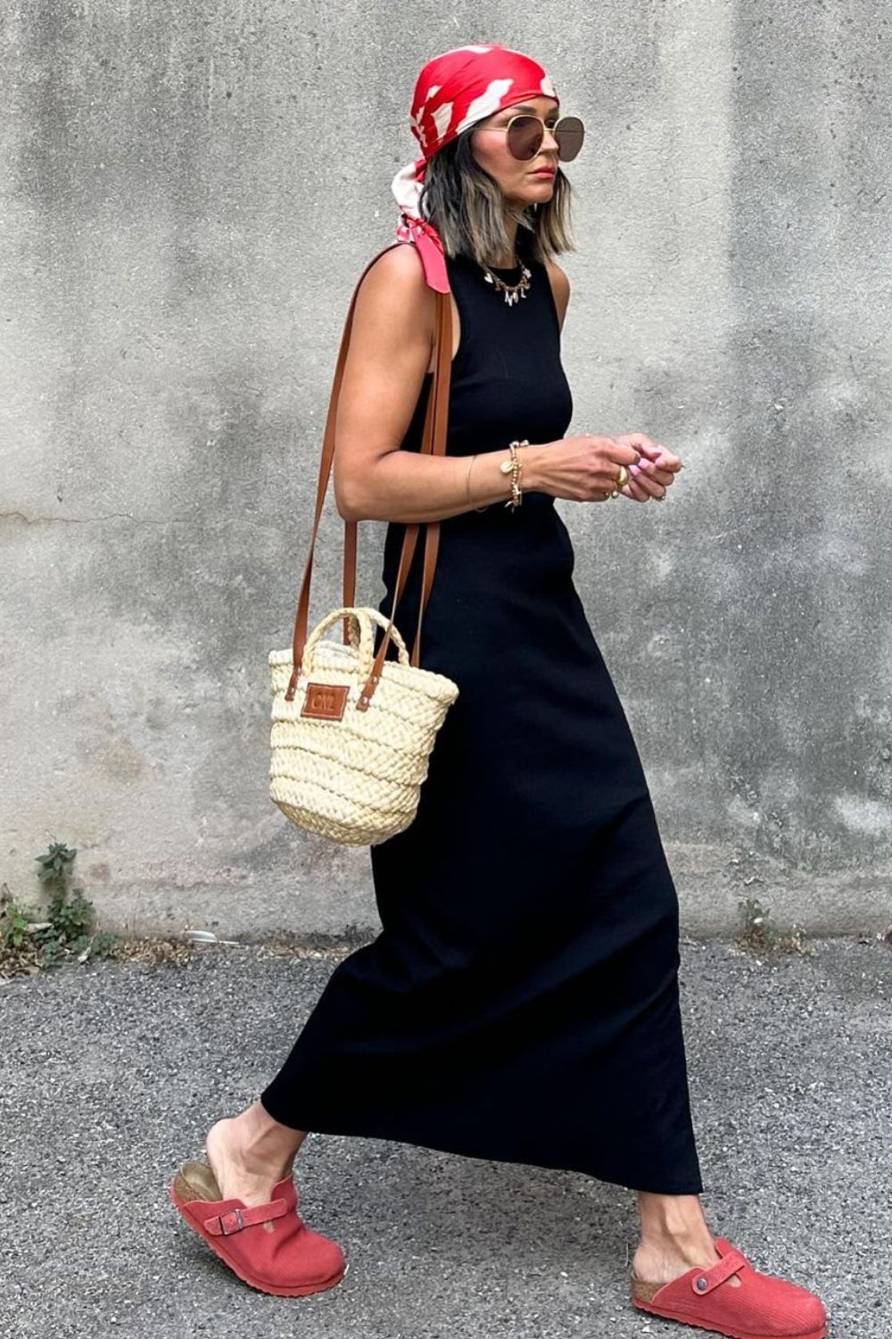 Looks para chamar atenção neste verão, vestido longo preto com bandana e sapato vermelho