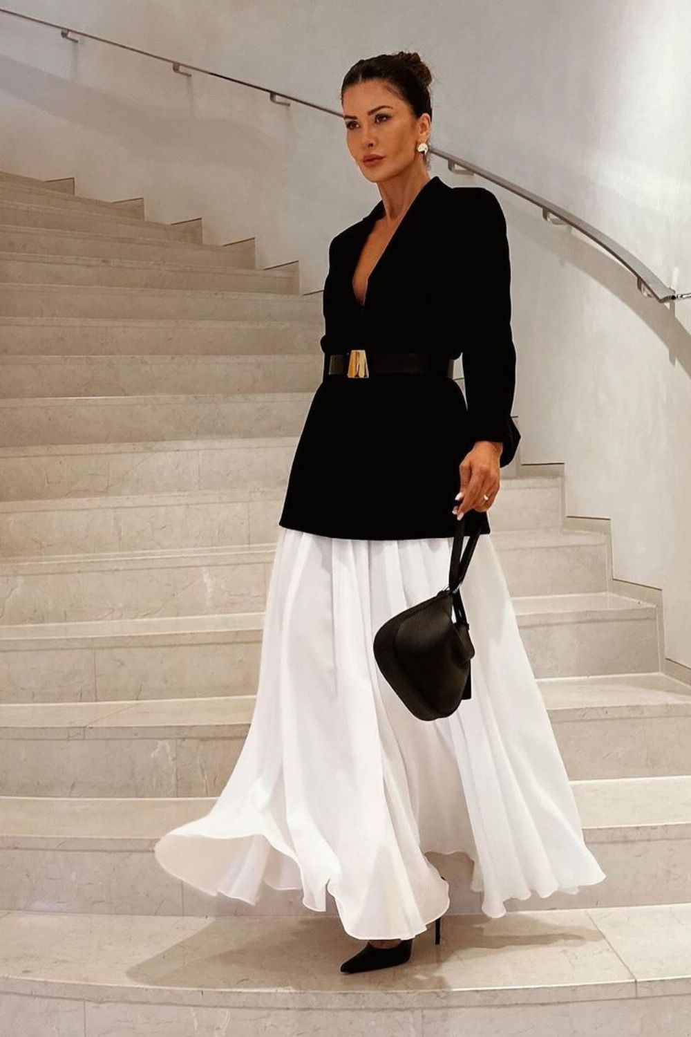 Look preto e branco e preto com blazer e long skirt branca