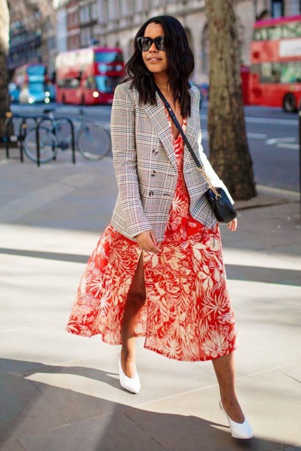 blazer xadrez com vestido midi floral