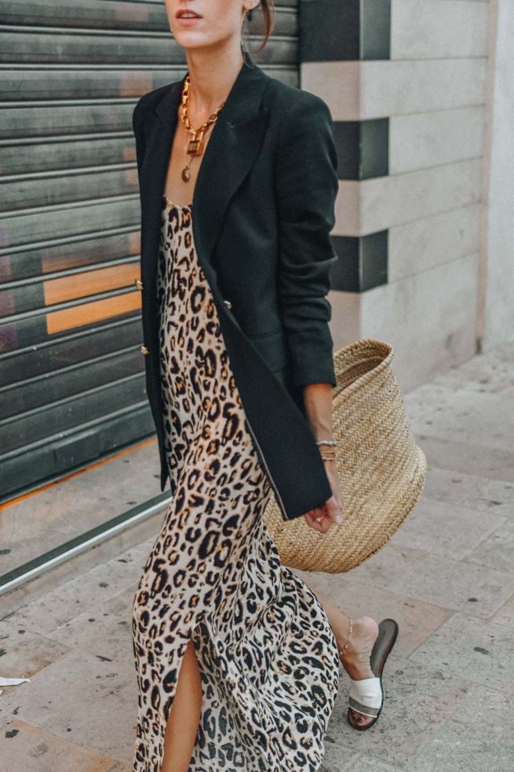 Blazer preto com vestido longo de animal print, bolsa de palha e rasteirinha