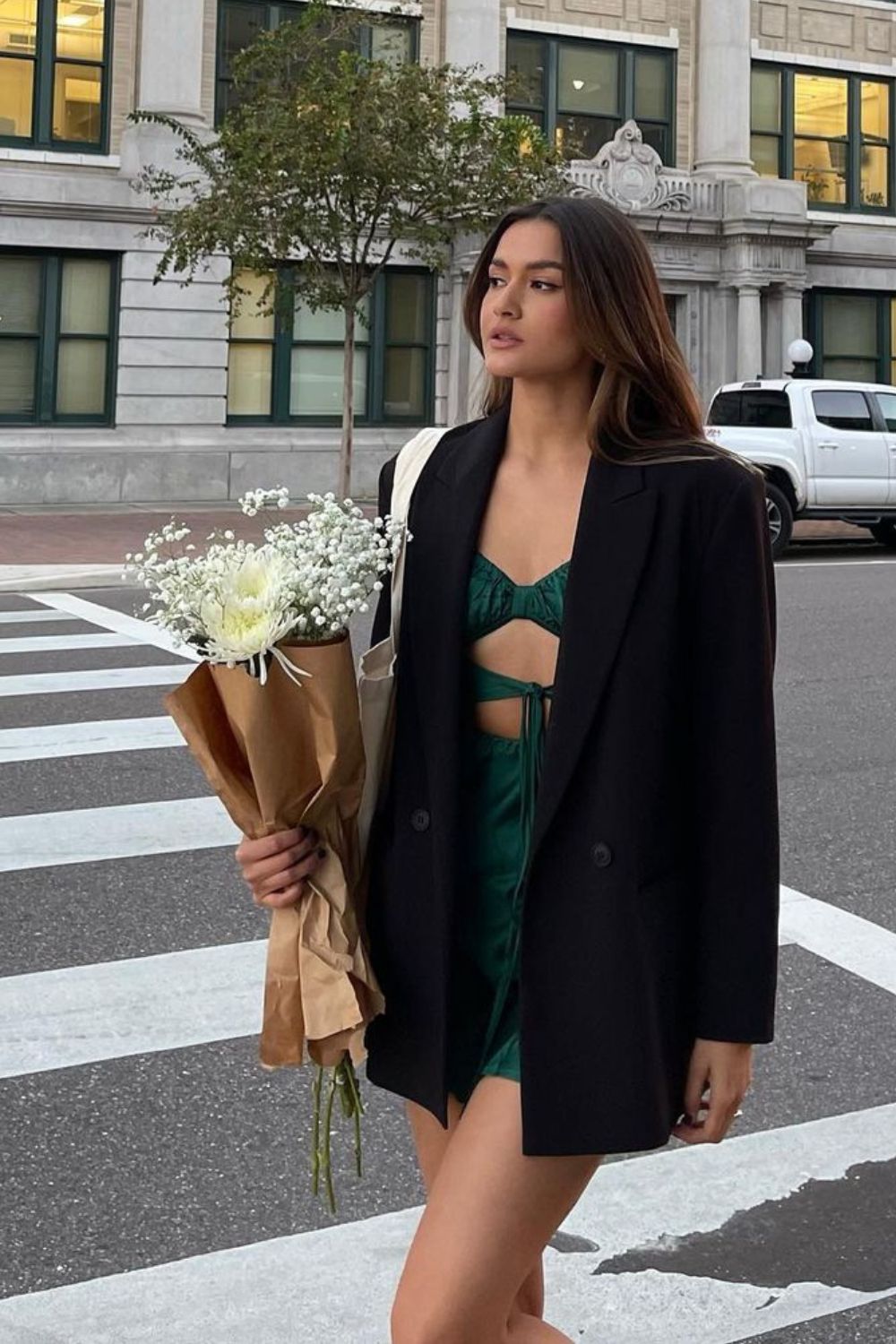 Blazer com vestido verde decotado