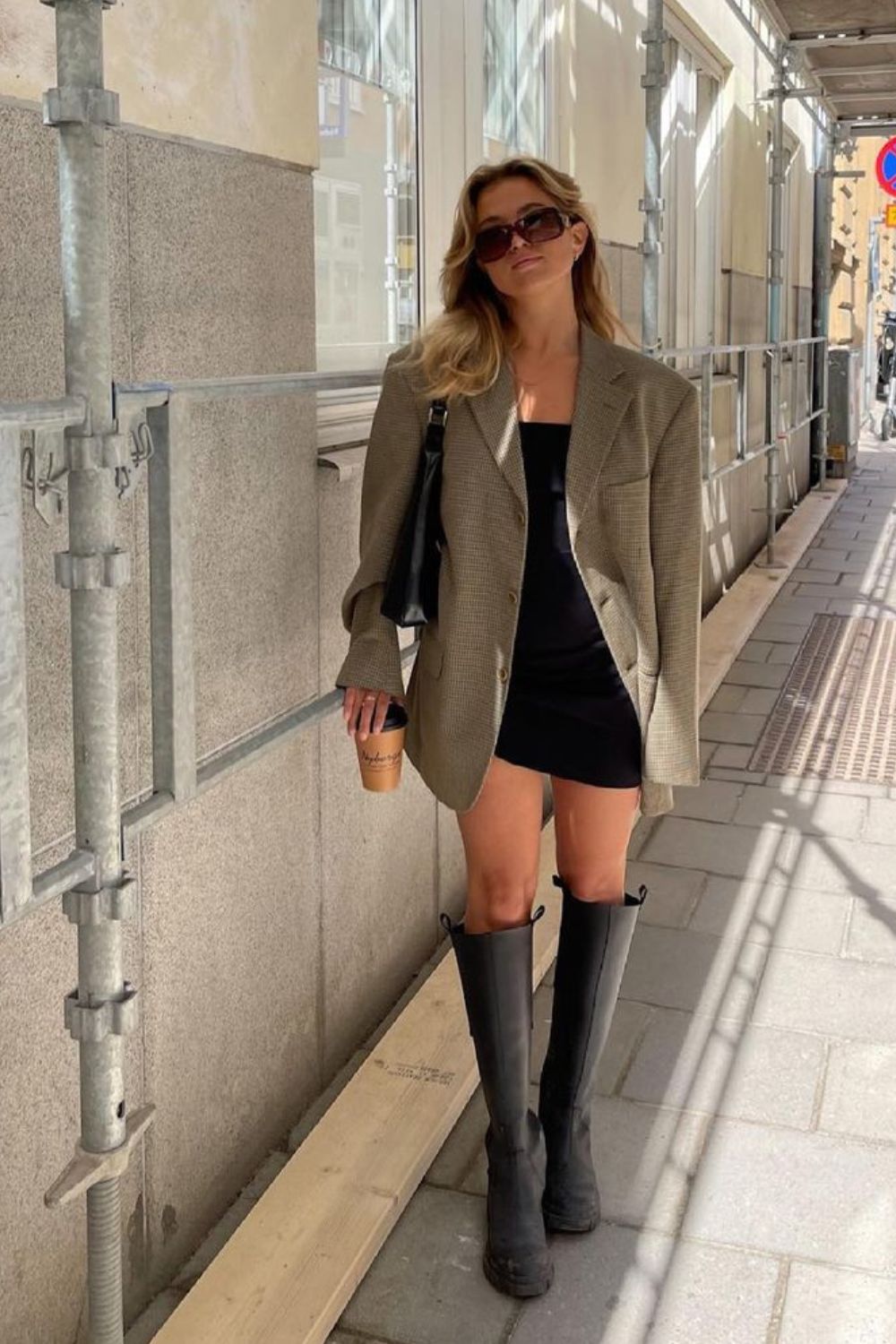 blazer com vestido preto e bota de cano alto