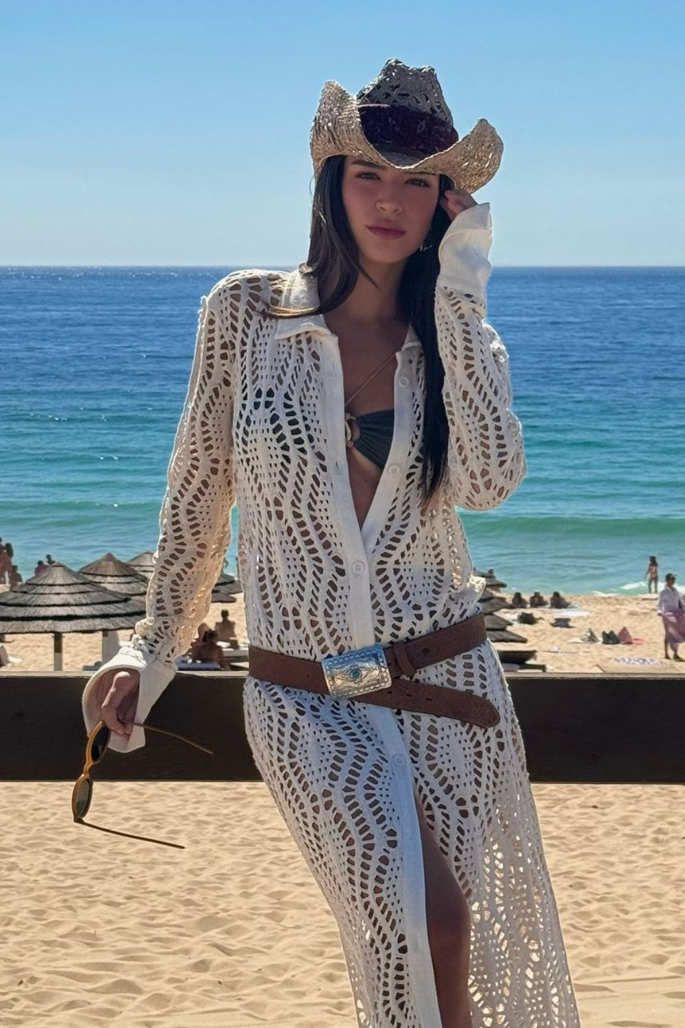 cowgirl aesthetic, chapéu country com saia de praia de renda e cinto de fivela