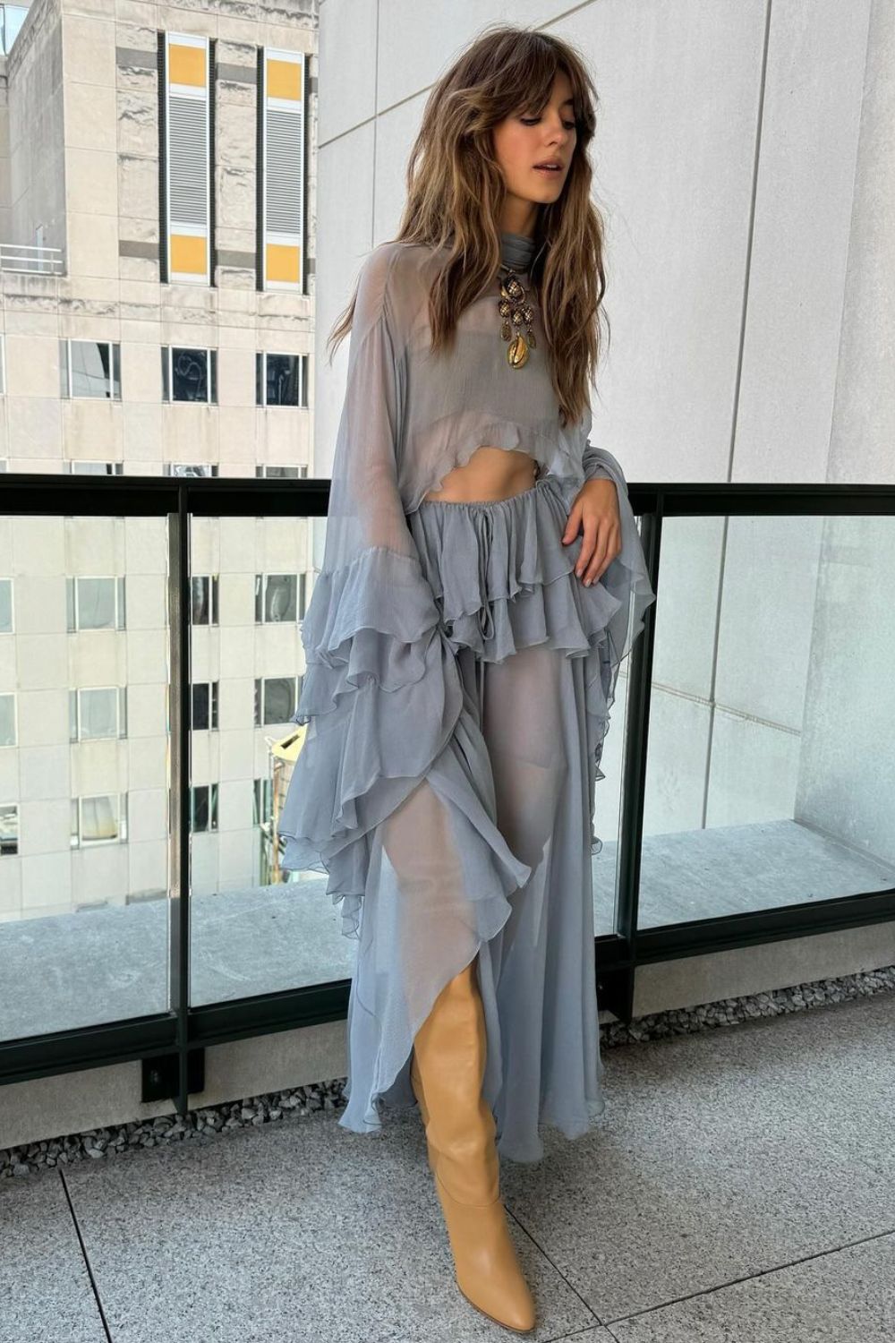 Daisy Edgar Jones, vestido fluido com babados Chloé, maxi colar e bota de cano alto