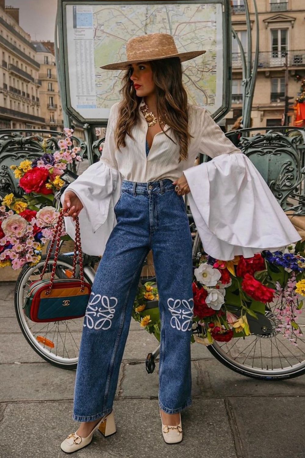 Camisa branca com manga flare, calça reta e chapéu de palha