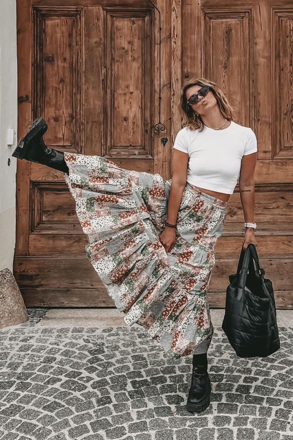 combinações boho, cropped branco, saia longa três marias com coturno