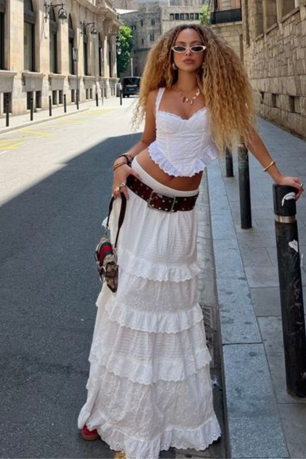 combinações boho, saia longa branca com babados e cinto no quadril com corset branco de renda