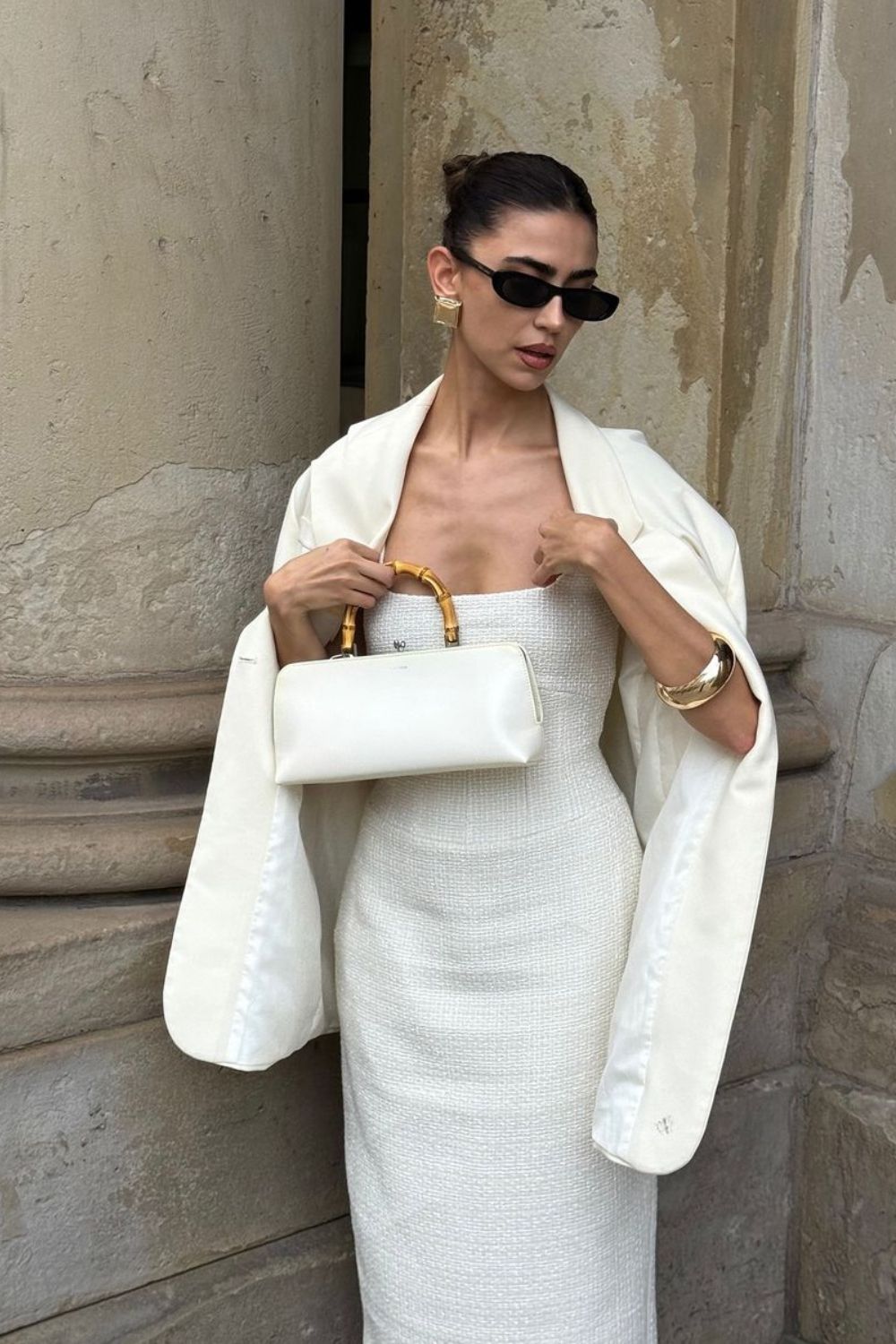 Blazer branco, vestido de linho, bolsa bambu e maxi acessórios metalizados