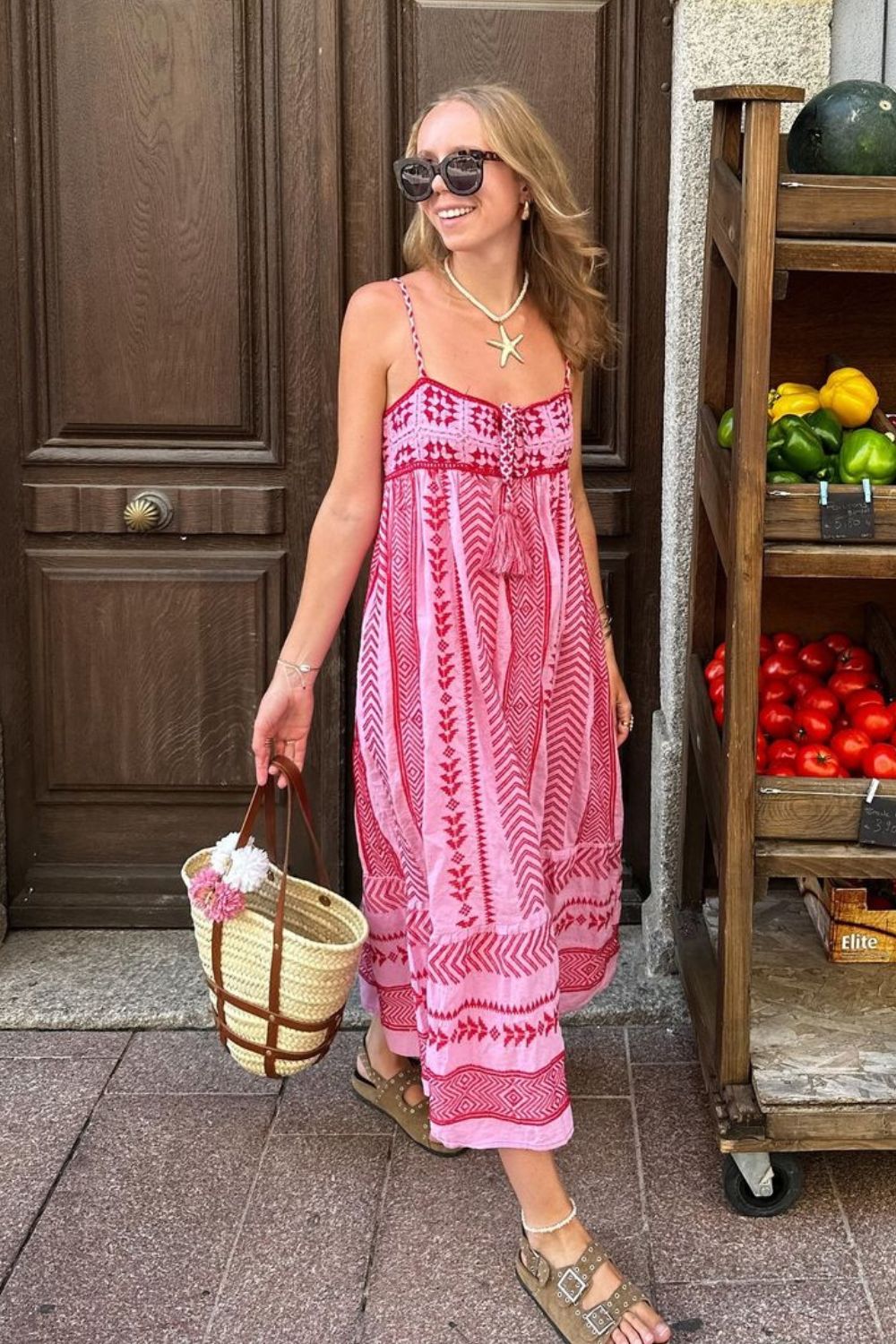 Vestido midi bata estampado vermelho com bolsa de palha e papete