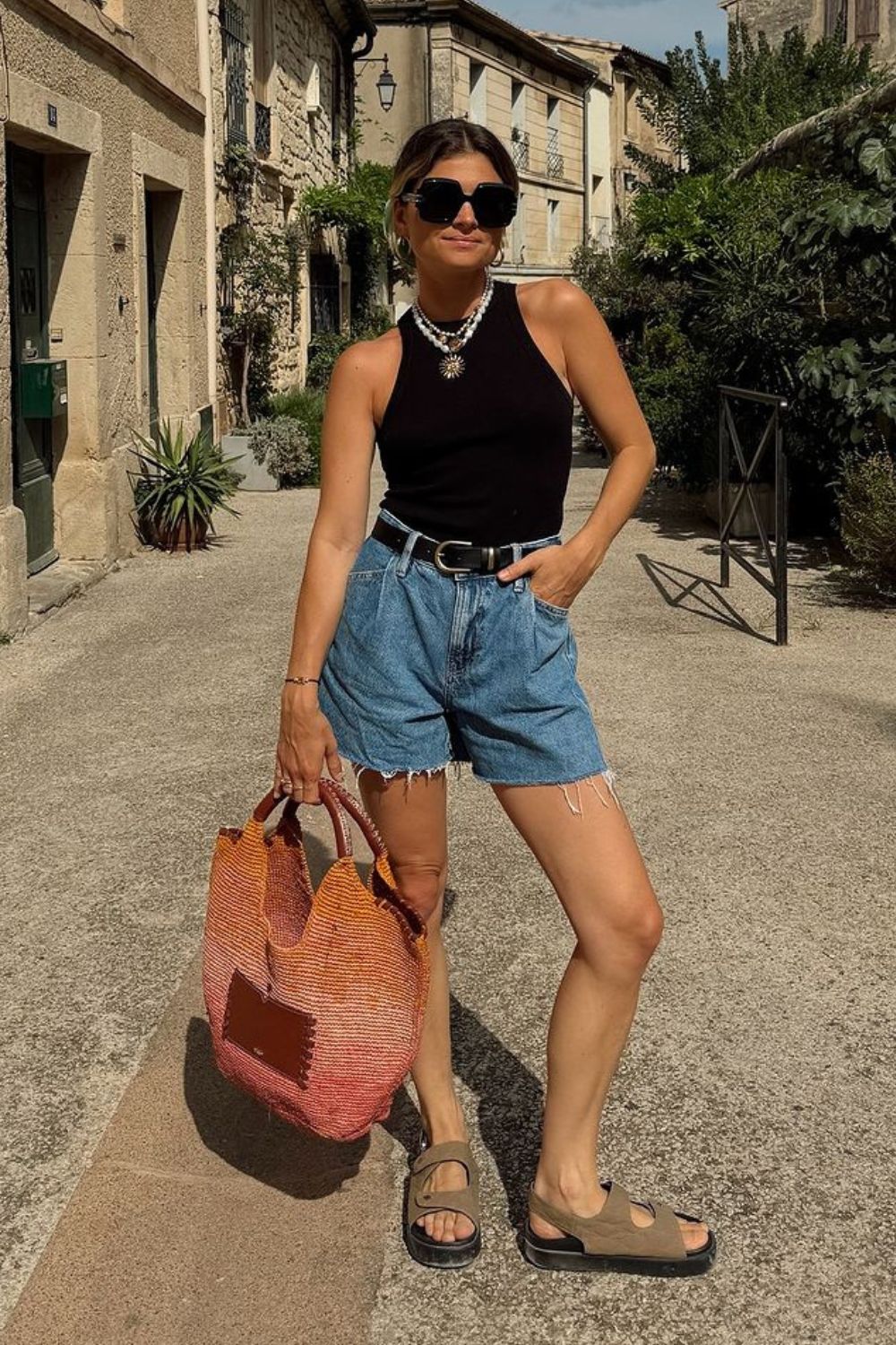 Looks fim de semana de verão, regata preta com bermuda jeans e papete