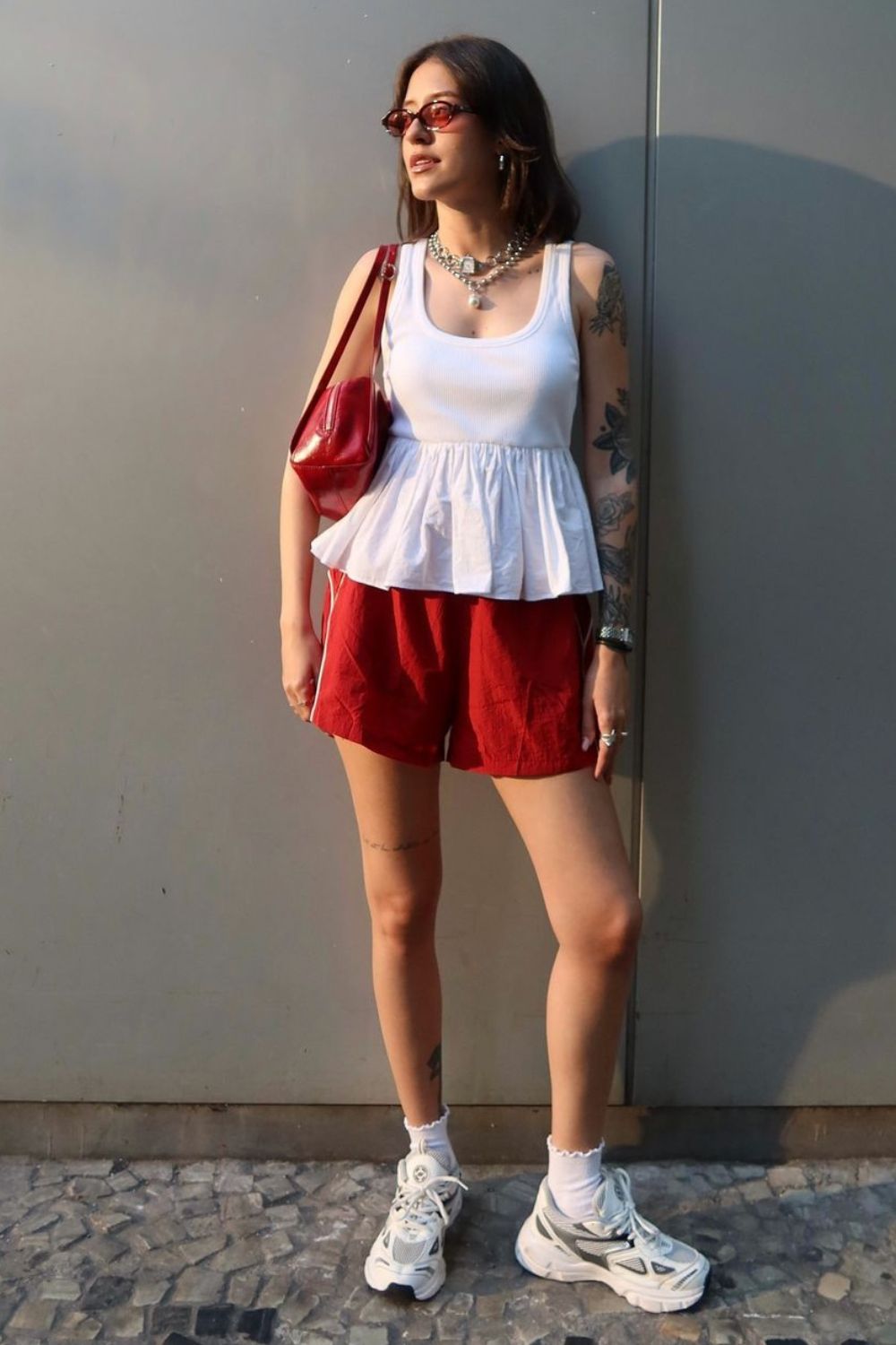 Looks fim de semana de verão, top peplum branco, bolsa baguete vermelha, short esportivo e tênis tracker