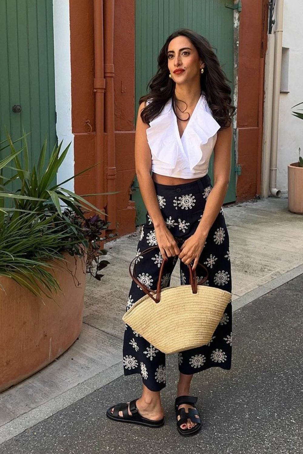 Looks fim de semana de verão, top branco com babados, calça pantacourt estampada, bolsa de palha e papete