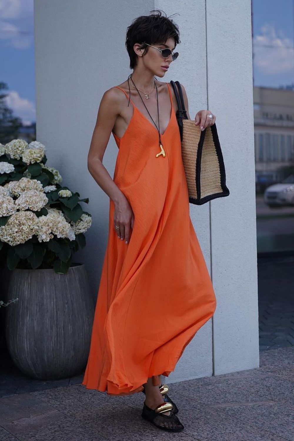 Looks um fim de semana de verão, vestido longo soltinho laranja com sapatilha vazada