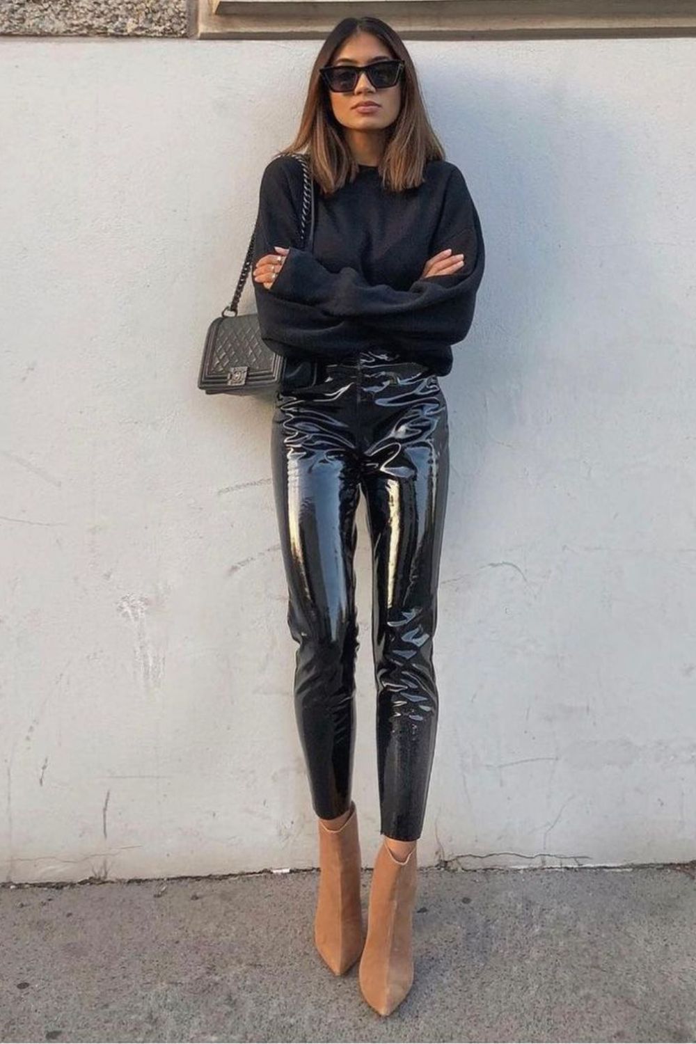 Look all black com suéter, calça de vinil e ankle boot caramelo