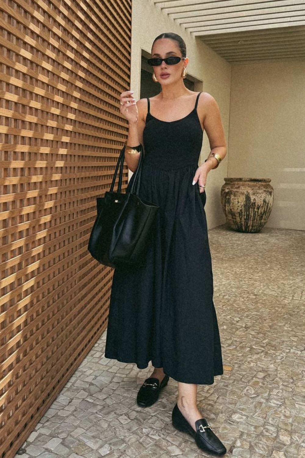 Look all black com vestido rodado e mocassim