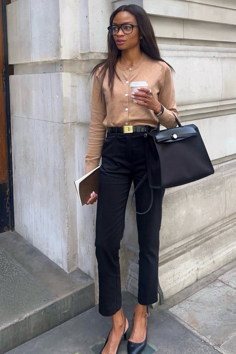 Cardigan camelo e calça de alfaiataria preta