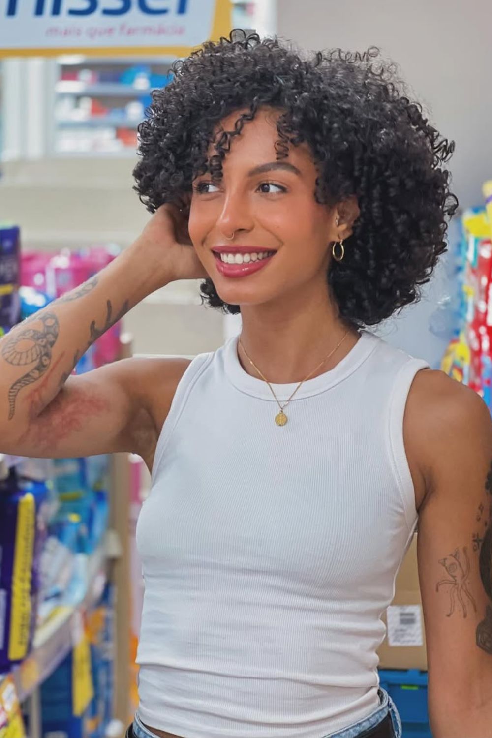 Cabelo curto cacheado com corte em camadas
