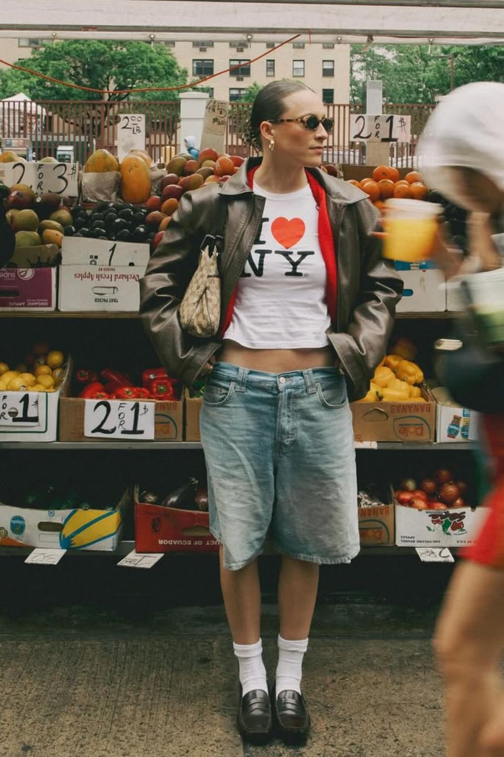 T-shirt estampada, jaqueta de couro, jorts e sapato com meia branca