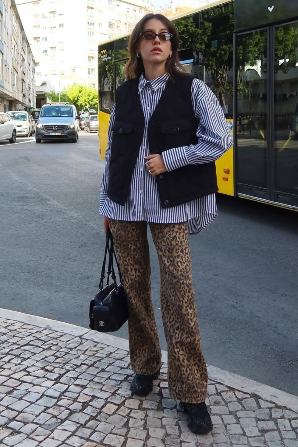 Looks personalidade, Sobreposição com camisa listrada e colete preto, calça de oncinha e bota preta