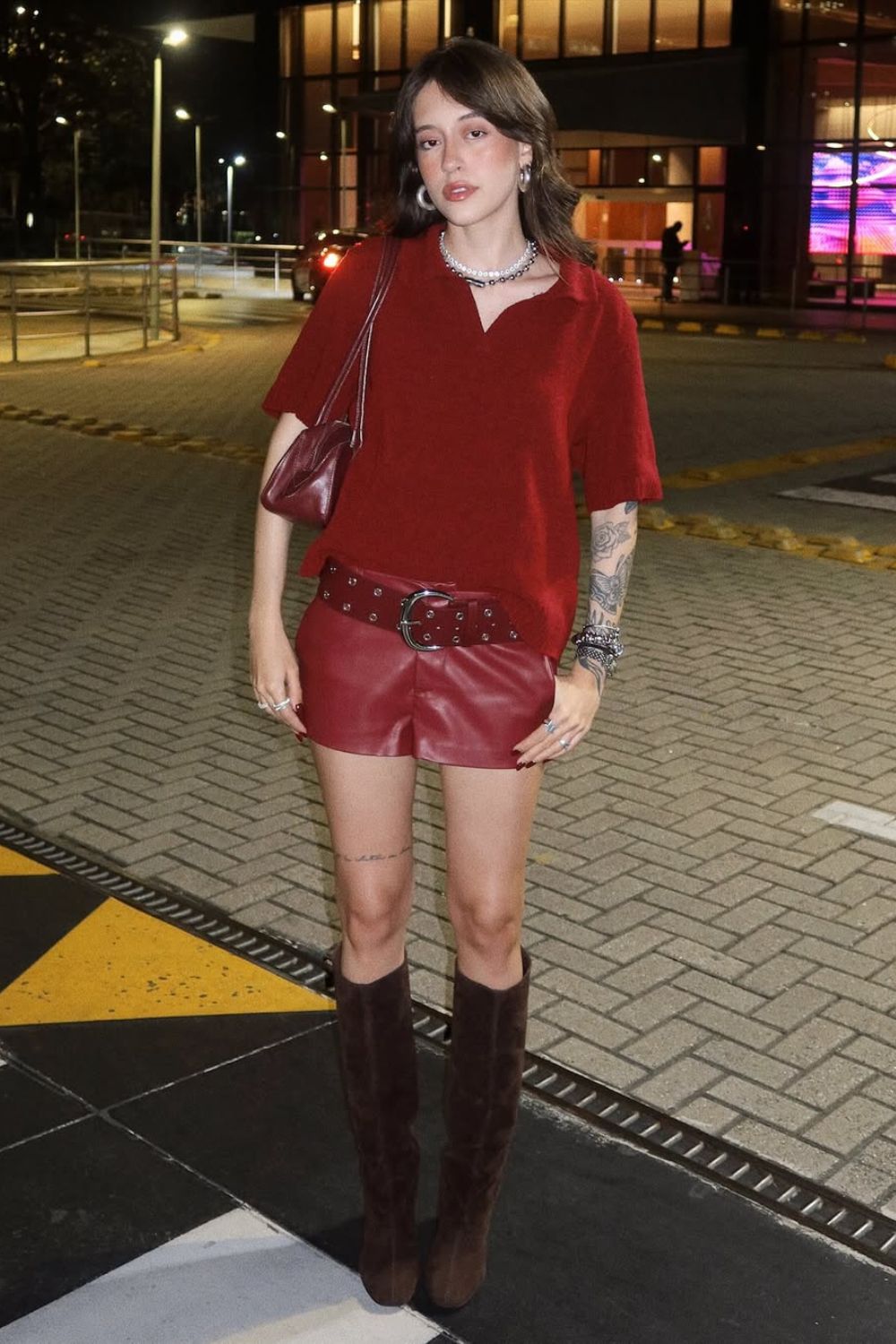 Looks personalidade, Blusa gola polo oversized vermelha, short de couro com cinto largo e bota de cano alto