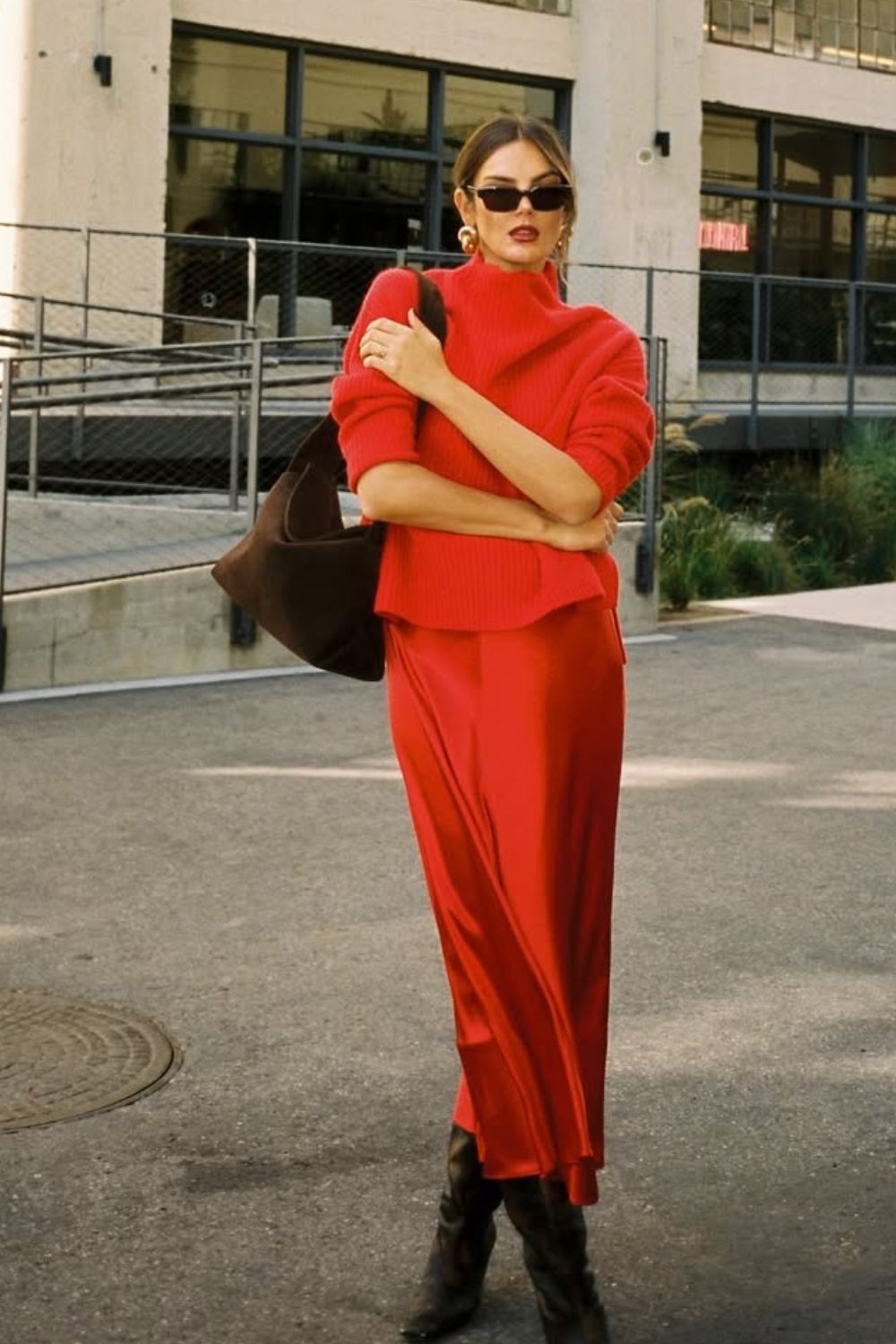 Looks personalidade, Suéter vermelho, saia midi de seda e bota de cano alto