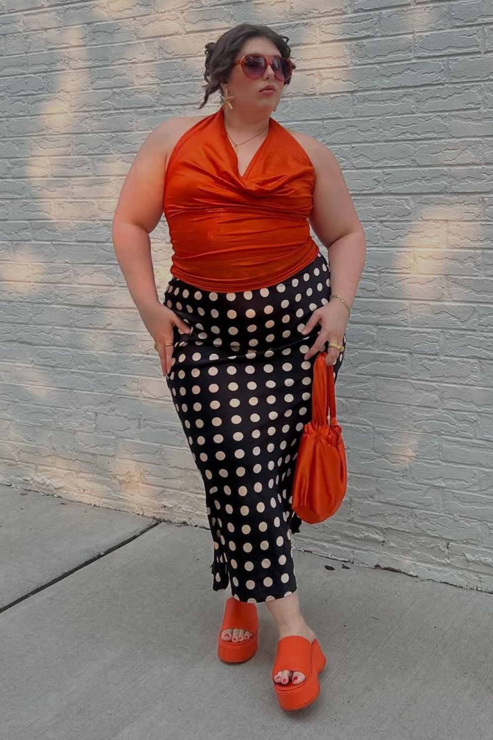 Looks personalidade, saia midi xadrez, bolsa vermelha, chinela plataforma vermelha e blusa drapeada