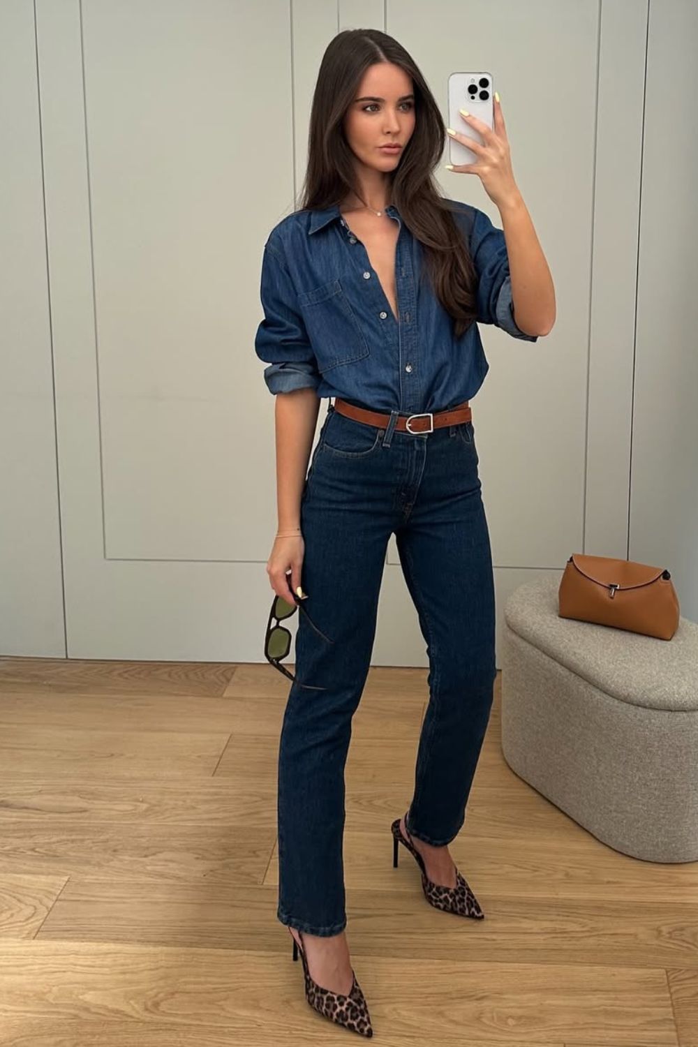 Camisa jeans, calça jeans jeans escura, cinto caramelo e sapatilha de oncinha