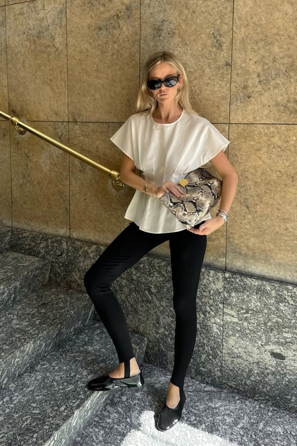Blusa peplum, calça legging com pezinho e sapatilha