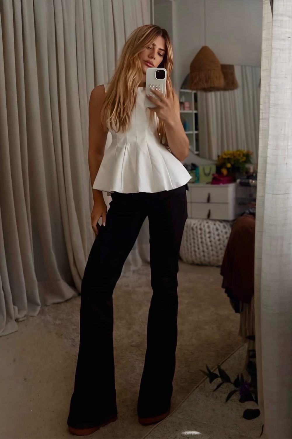 Blusa peplum e calça preta flare