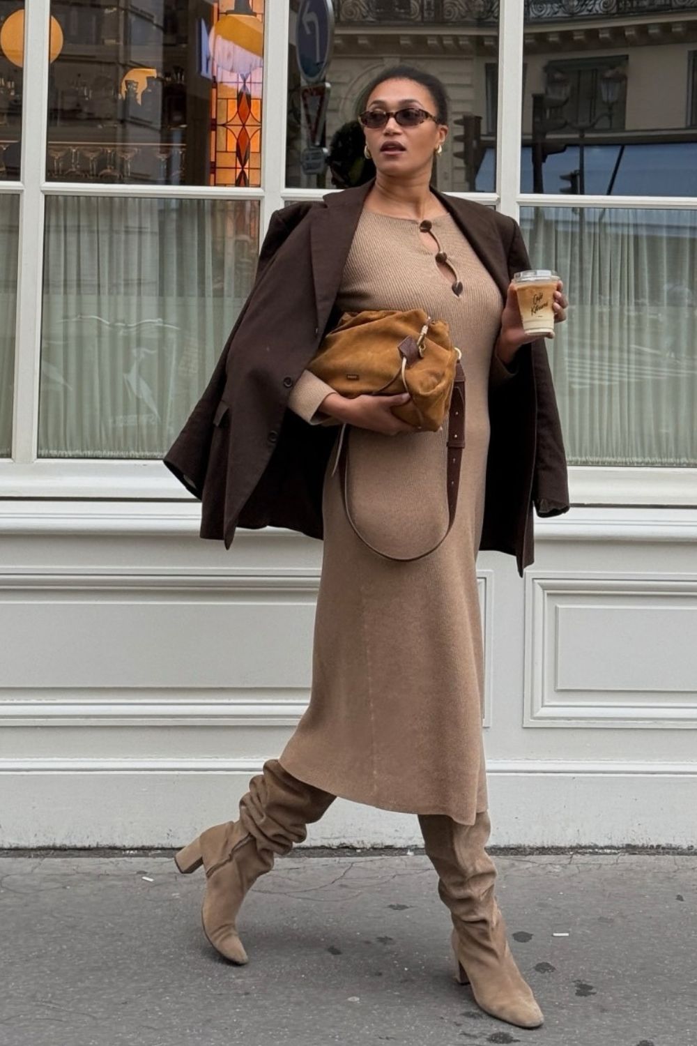 Vestido midi camelo, blazer marrom e bota enrugada