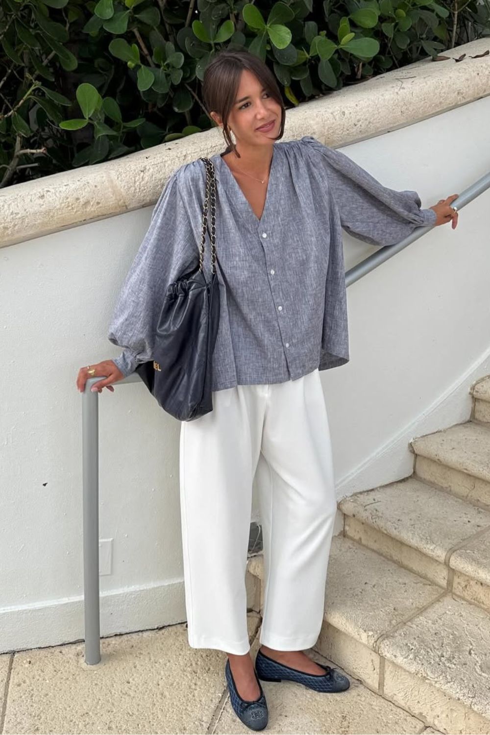 Look fashionista trabalho, Camisa oversized com manga balão, calça branca larguinha e sapatilha