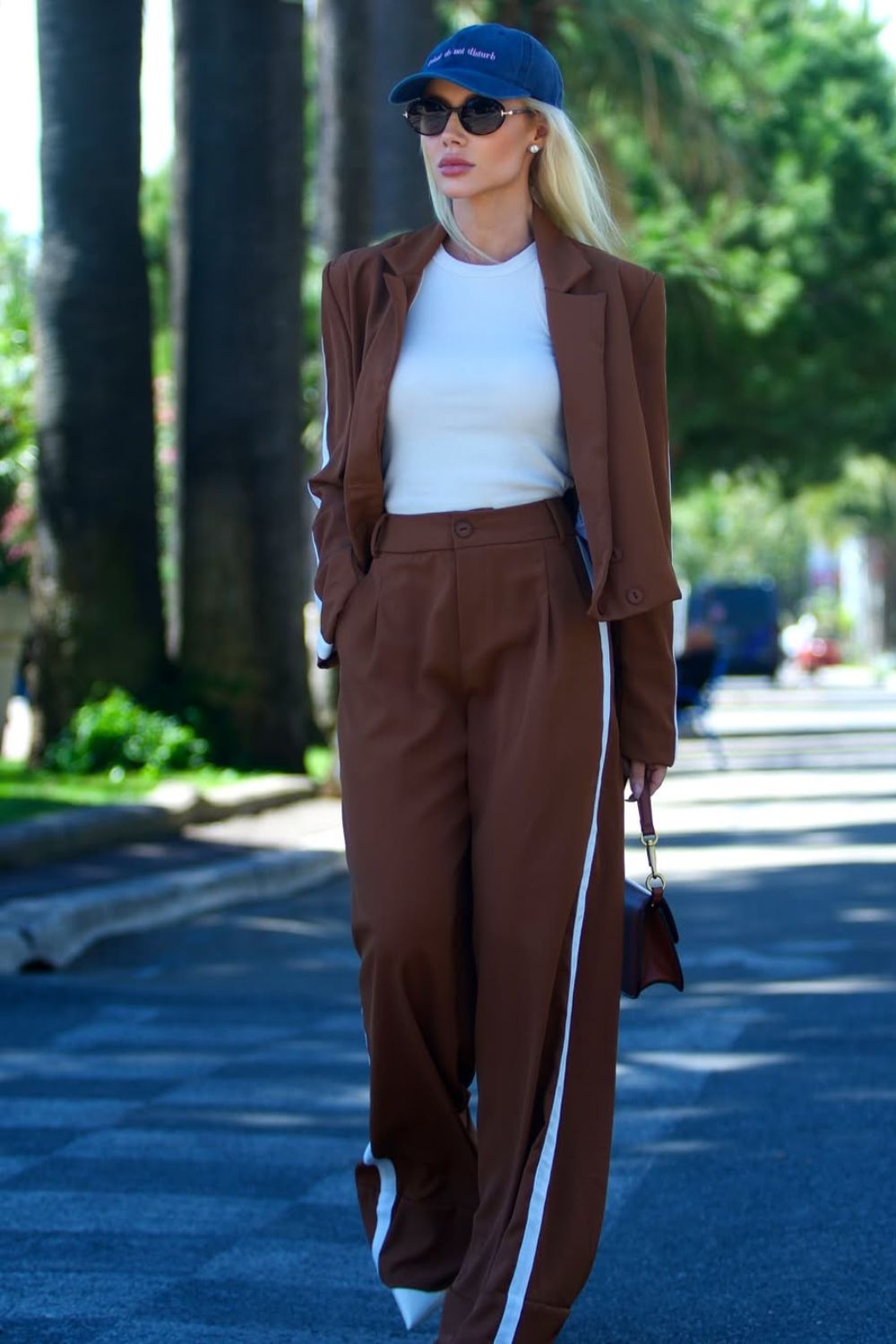 Look fashionista trabalho, Terninho esportivo marrom, blusa branca e boné