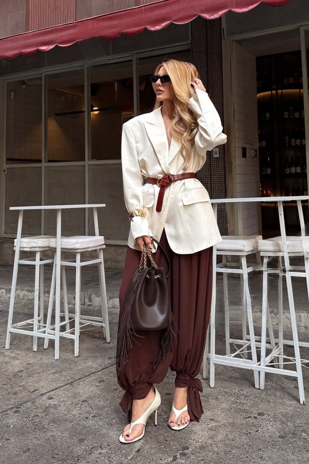 Look fashionista trabalho, Blazer branco com cinto marrom marcando a cintura, calça barrel leg marrom e sandália de salto fino