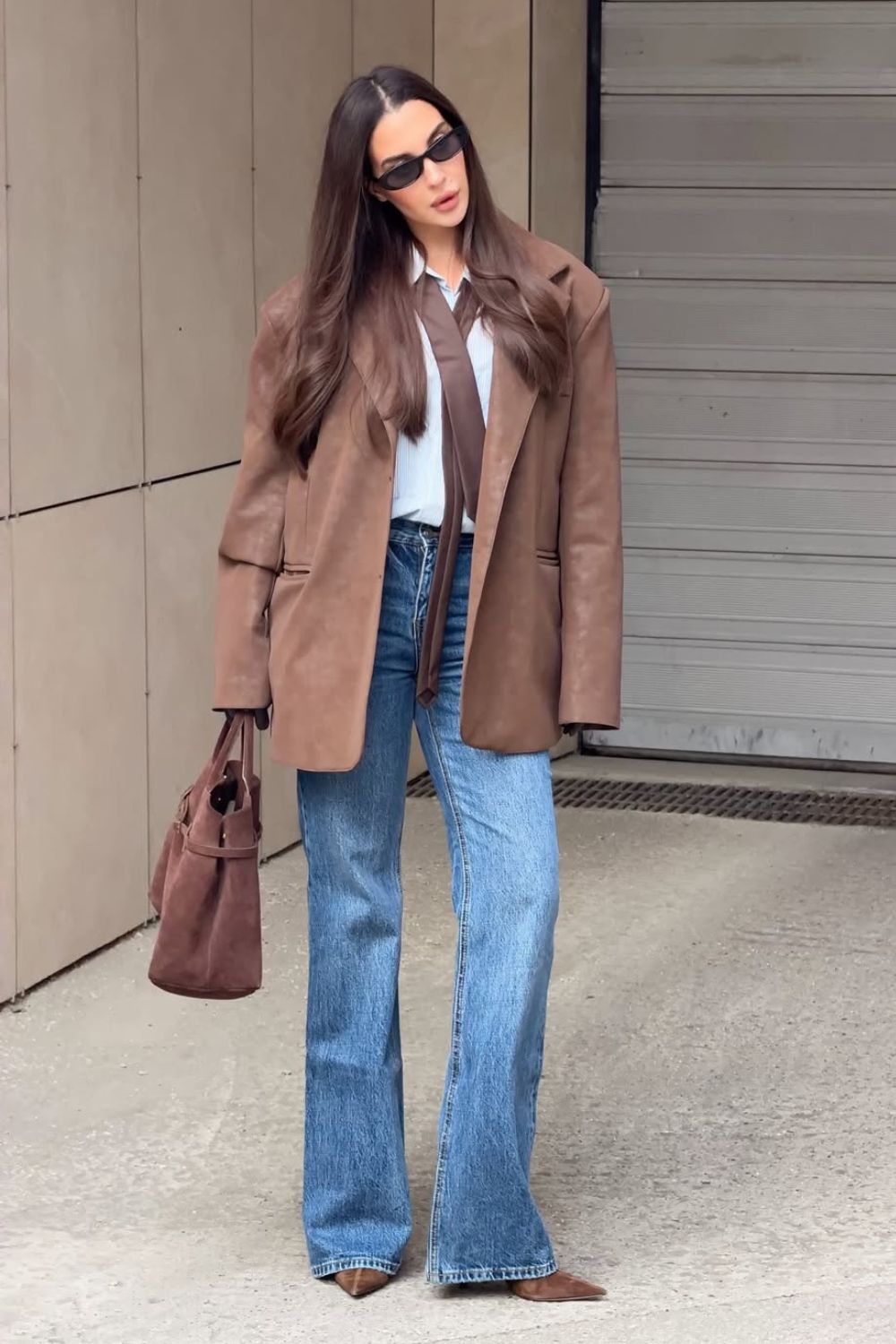 Look fashionista trabalho, Blazer marrom com gravata marrom, camisa branca e xalça jeans flare