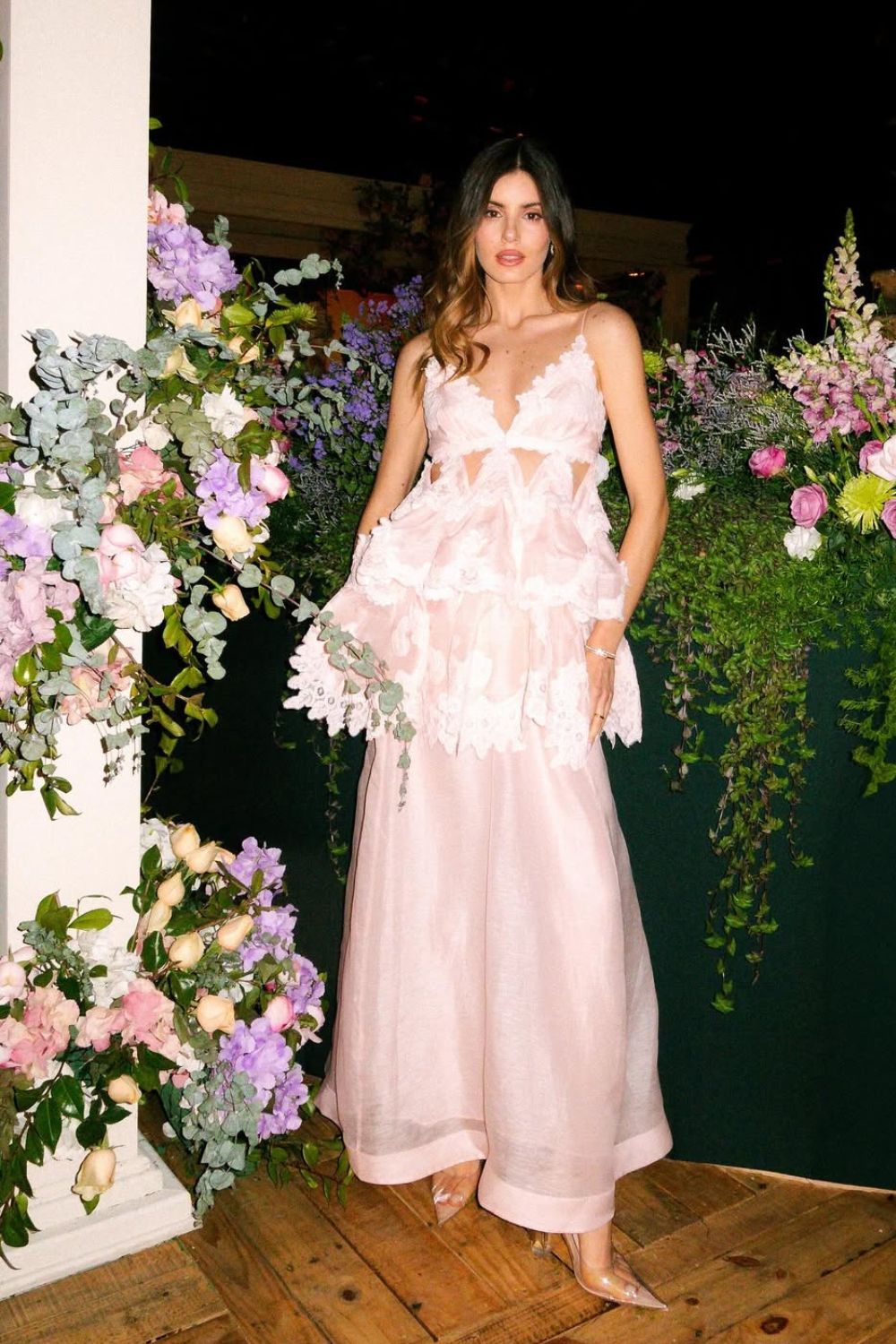 Camila Queiroz, vestido rosa de renda