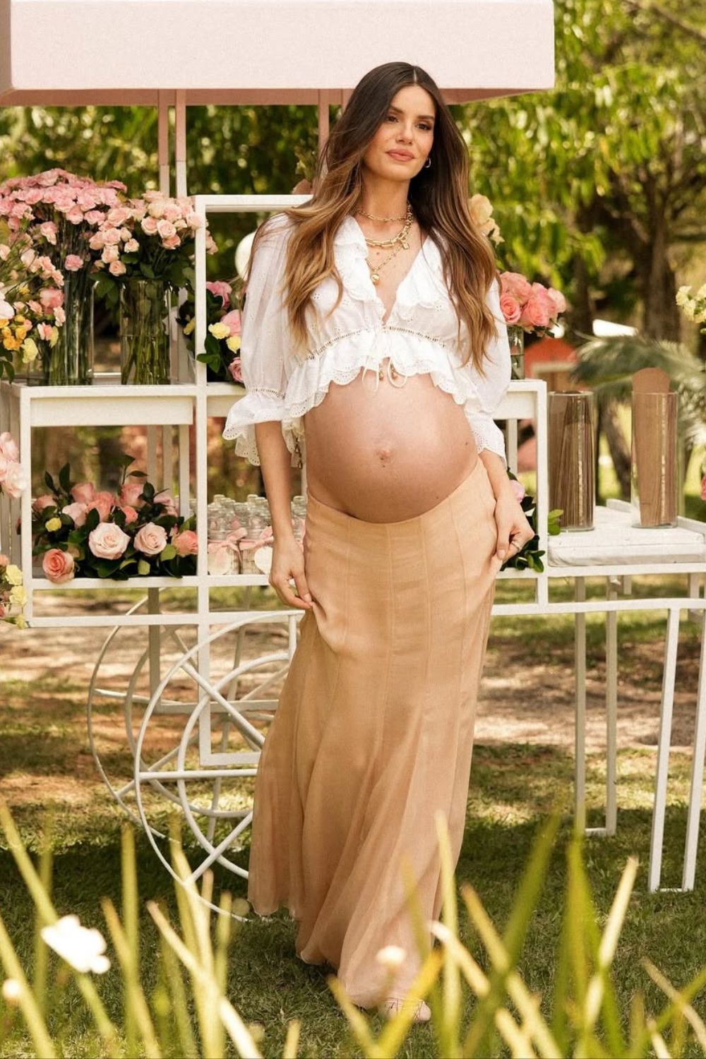 Camila Queiroz, camisa com babados e saia longa