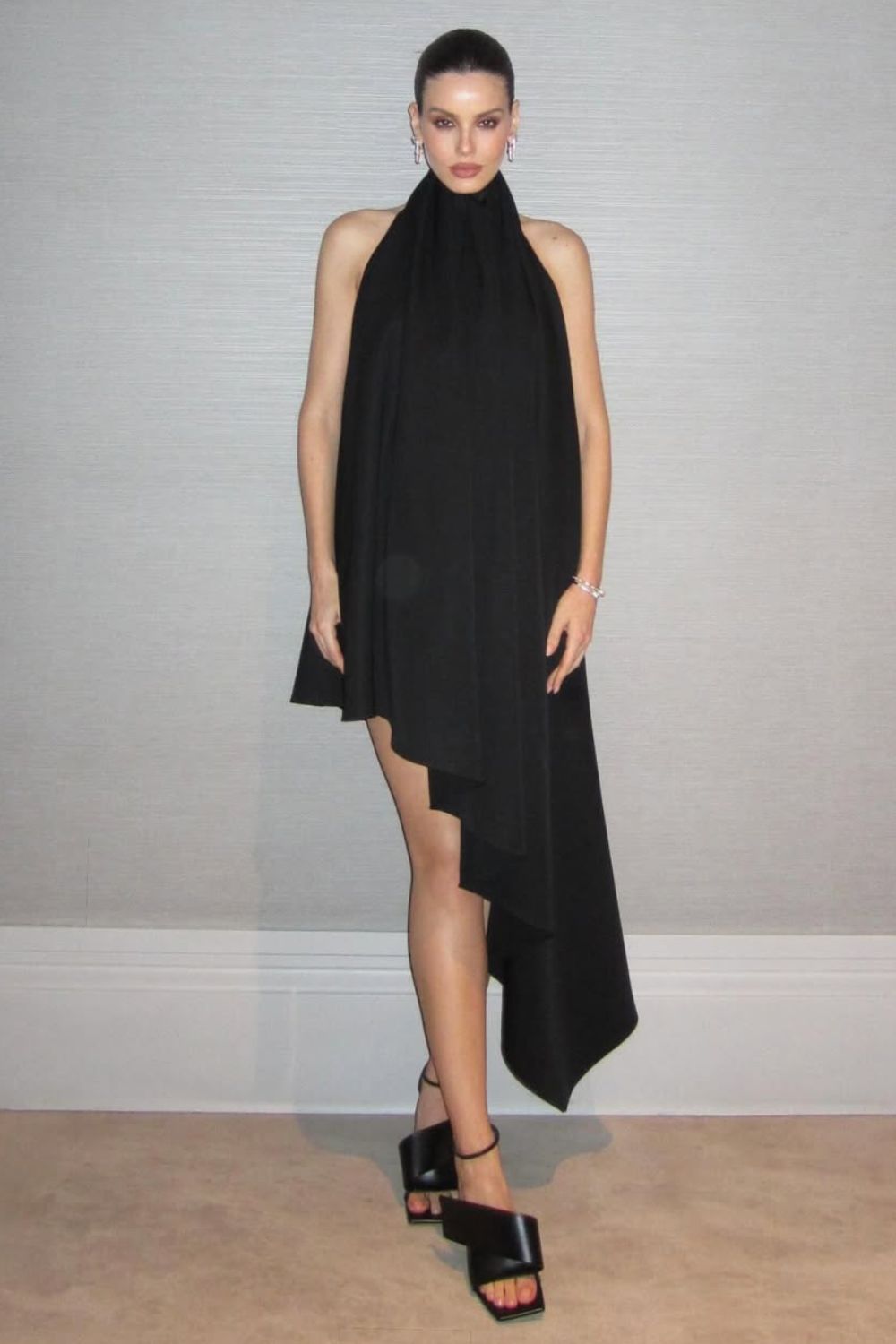 Camila Queiroz, vestido midi preto assimétrico