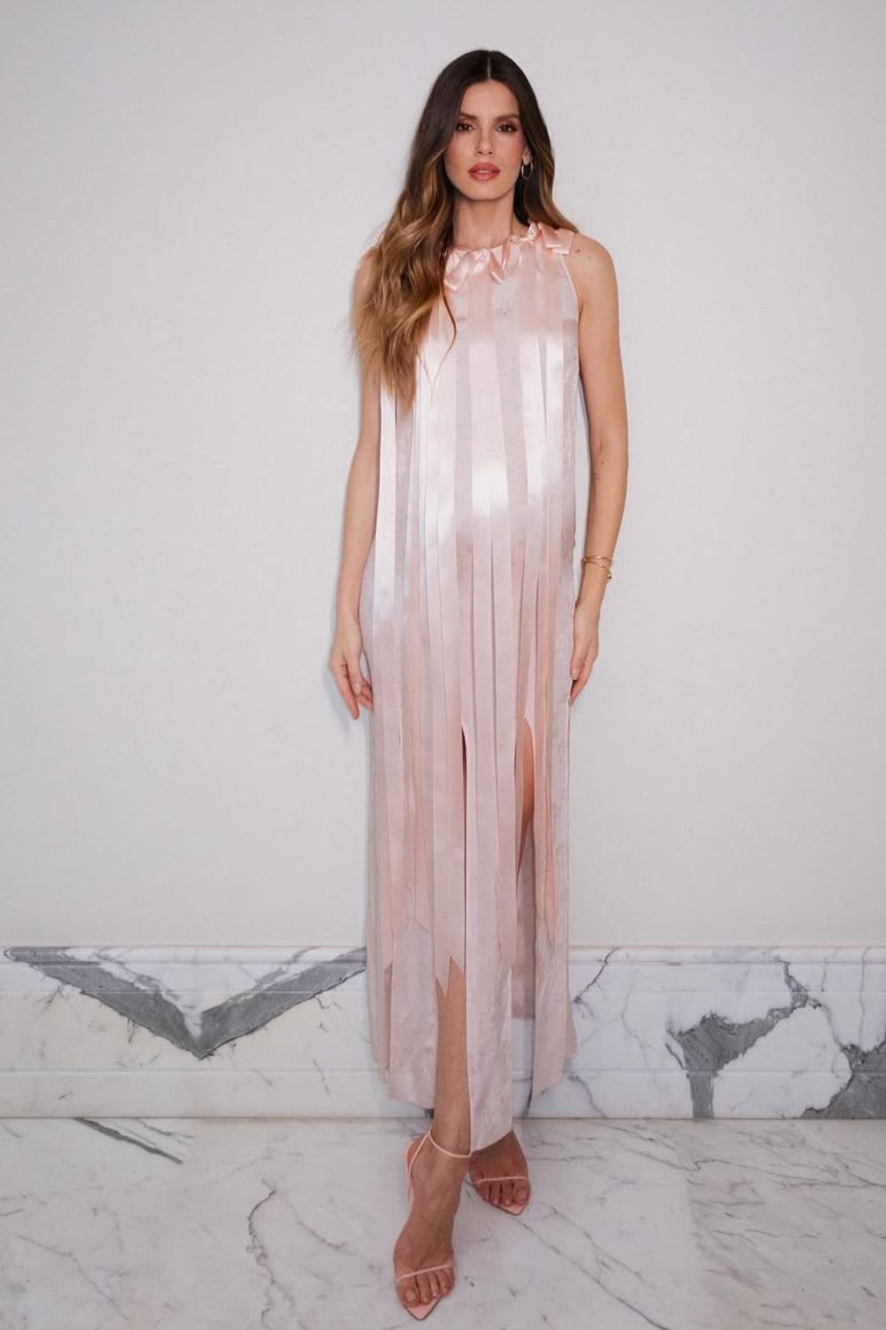 Camila Queiroz, vestido longo rosa com fitas de cetim