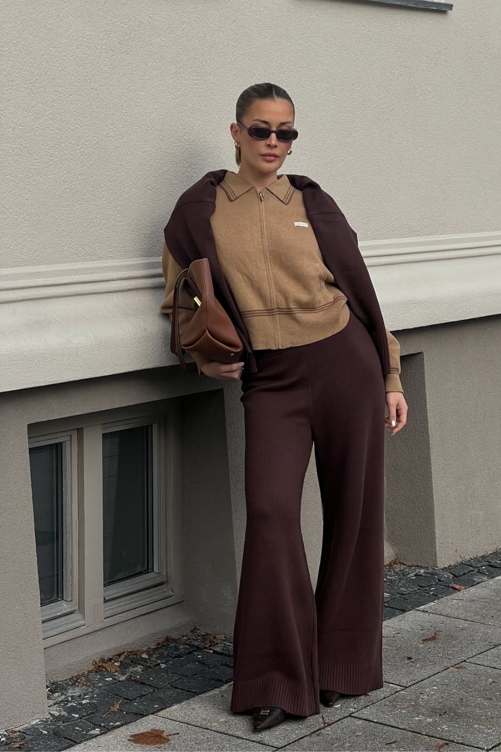 Blusa de gola polo bege e conjuntinho marrom