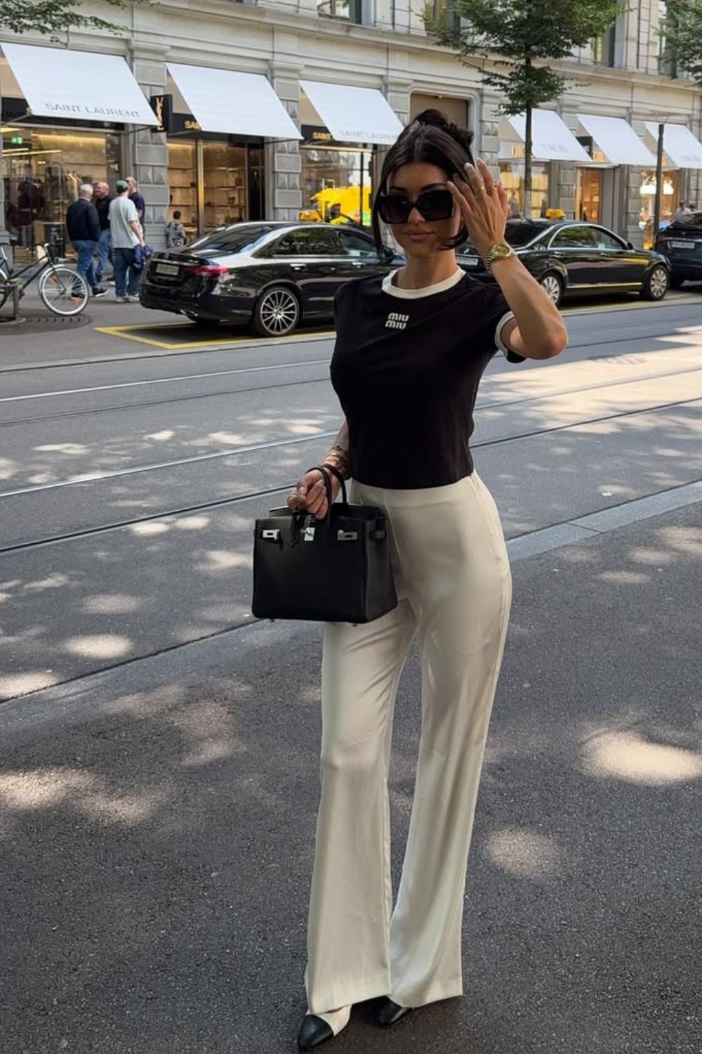 Blusa preta e branca, calça branca e bolsa box preta